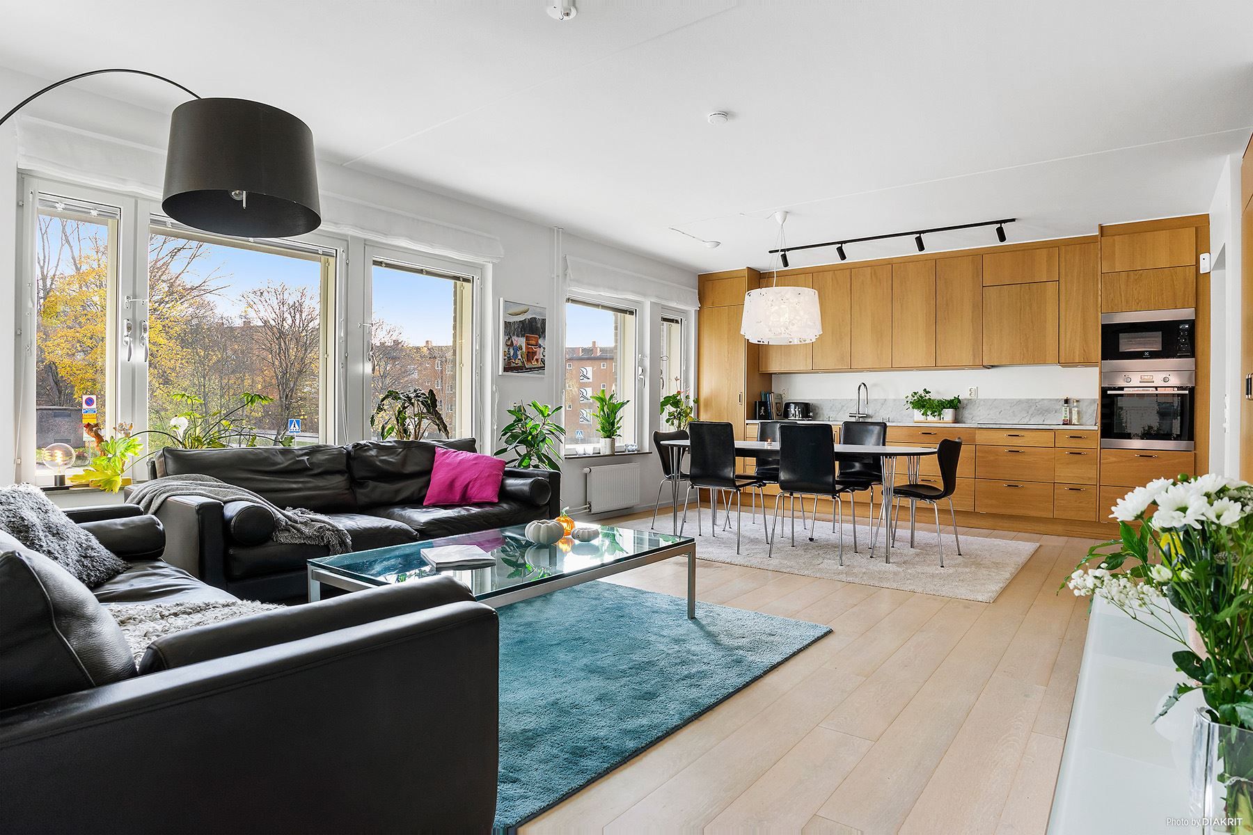 Öppen planlösning mellan kök, matplats & vardagsrum. Många fönster ger ett fantastiskt ljusinsläpp.