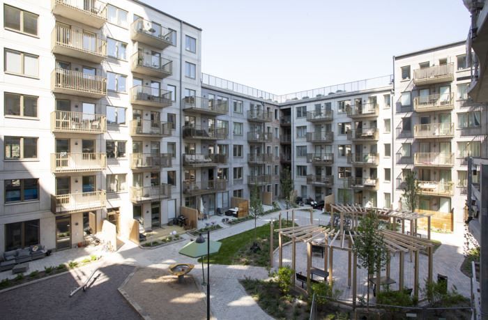 ....och trevlig innergård med fina planteringar, pergola och grillplats.