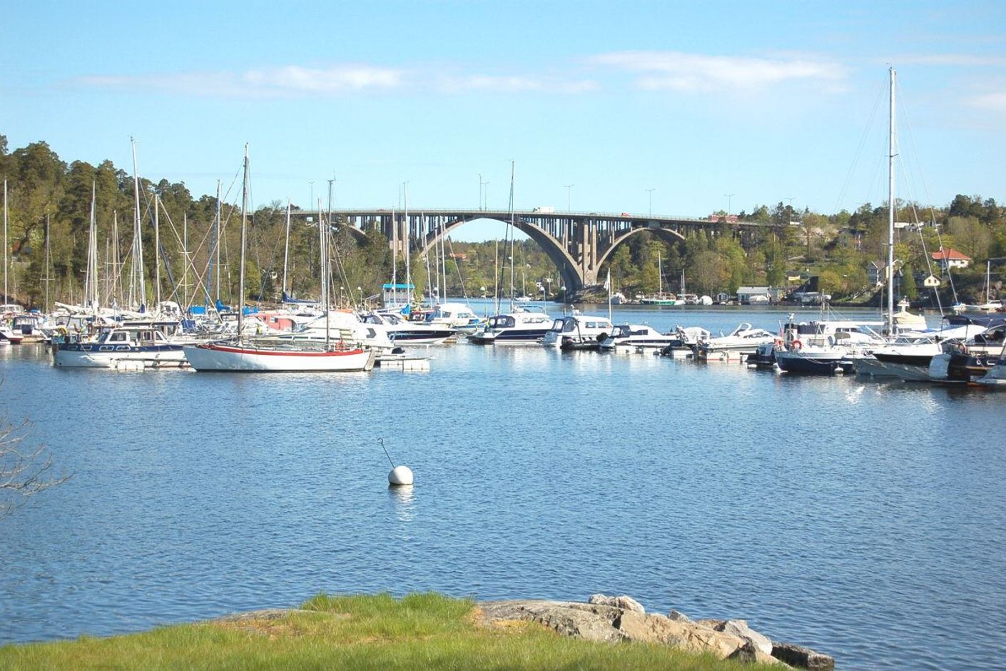 Saltsjö-Duvnäs marina och gamla Skurubron
