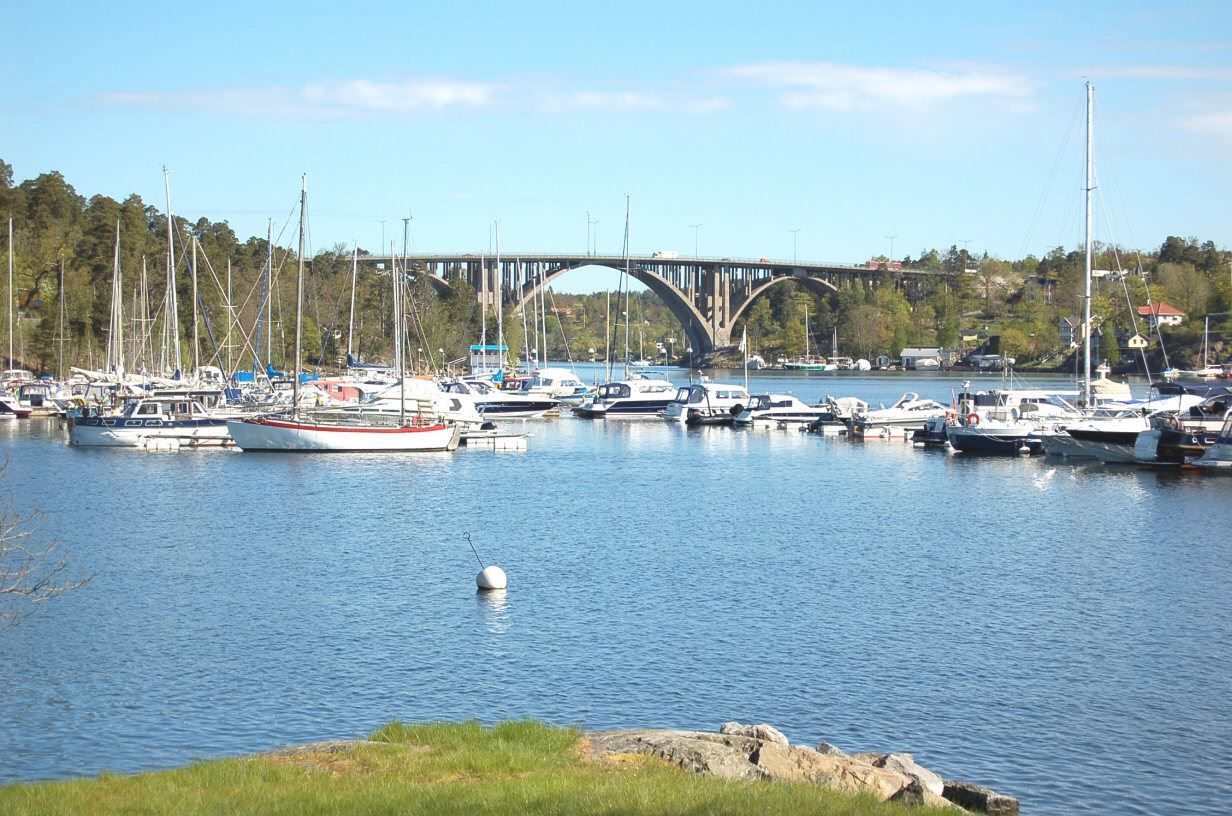 Saltsjö-Duvnäs marina och gamla Skurubron