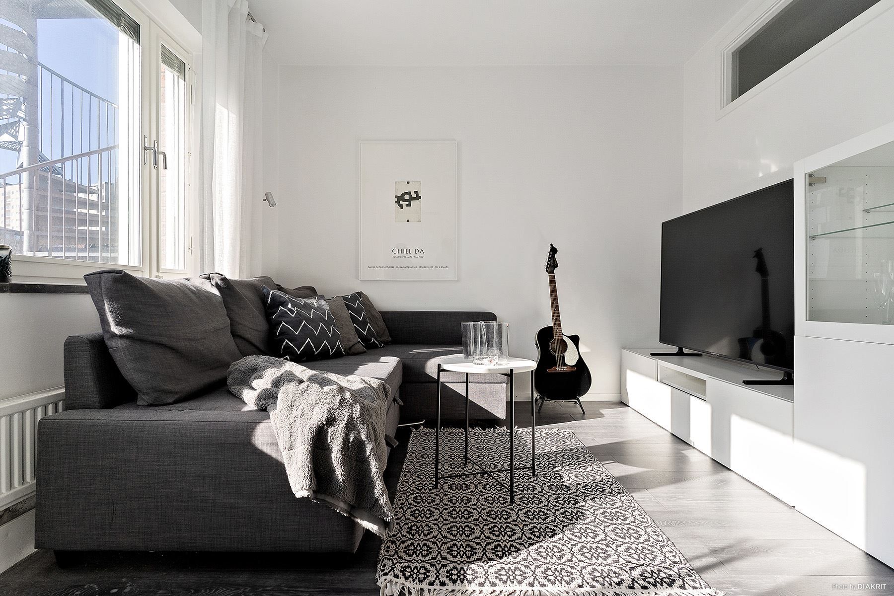 Lättmöblerat med naturlig plats för TV mot väggen in mot sovalkoven