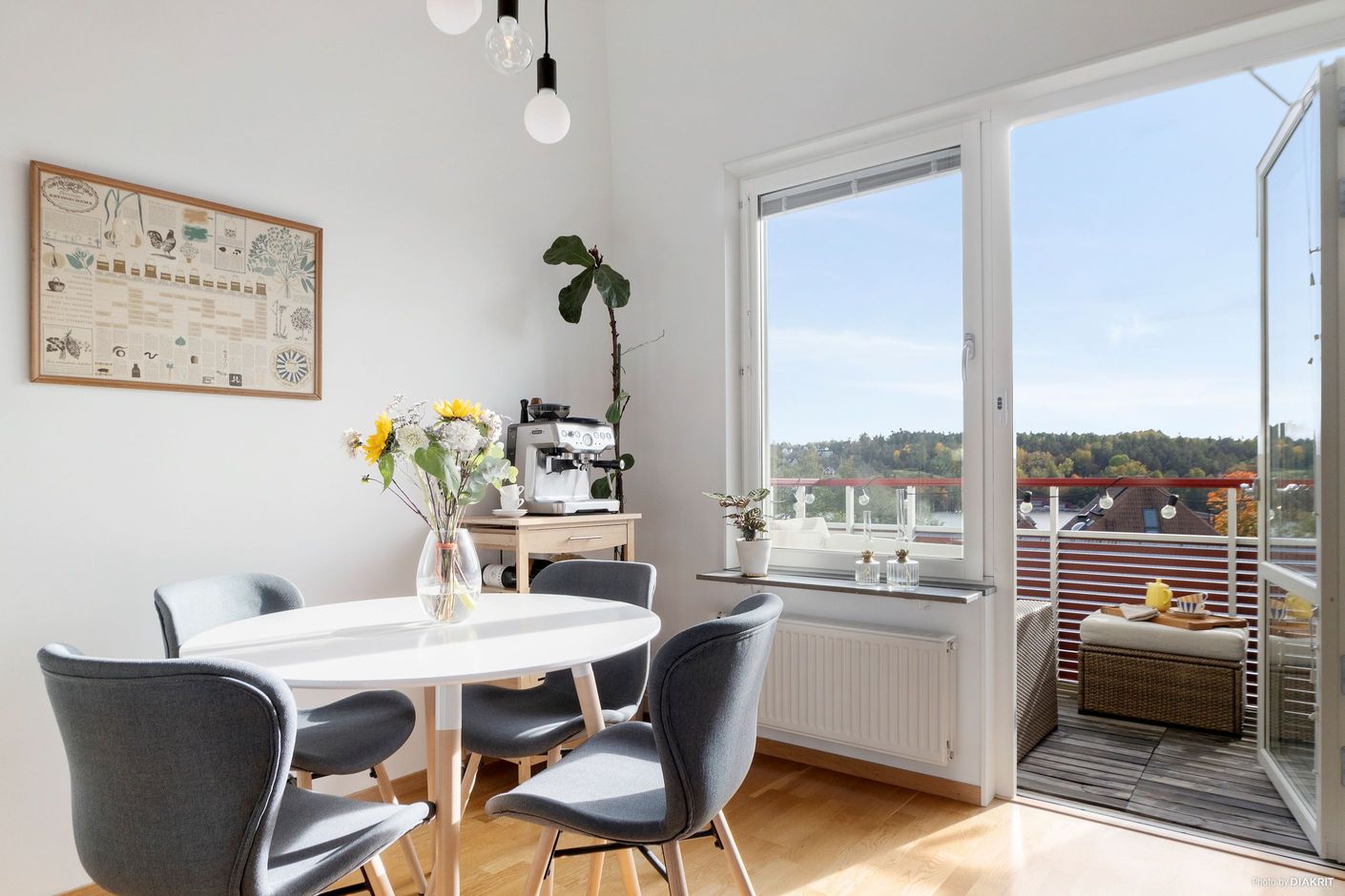 Ljus, fin matplats vid fönster och utgång till balkongen