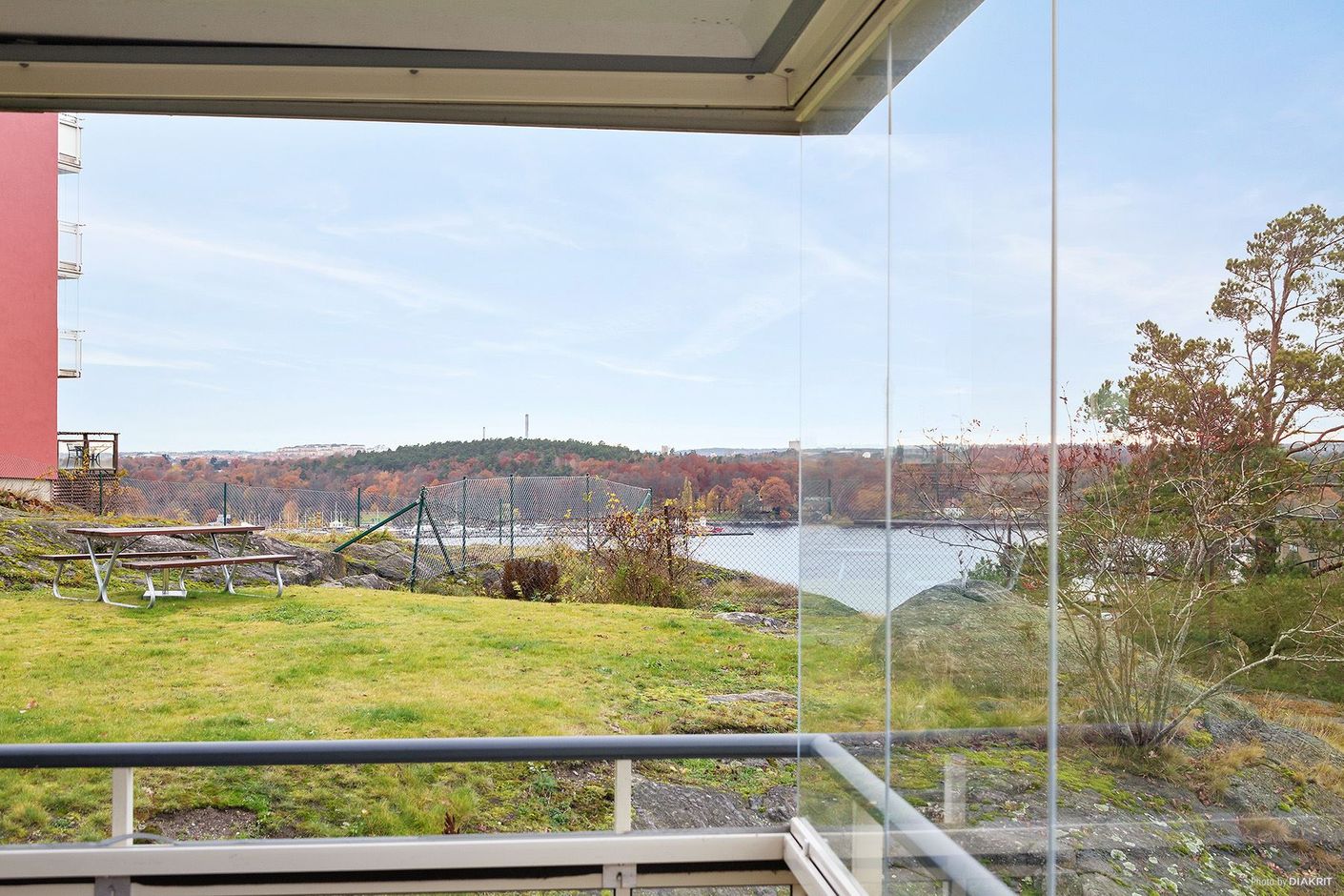 Rymlig inglasad balkong med sjöutsikt mot Stockholms inlopp och Djurgården åt ena hållet......