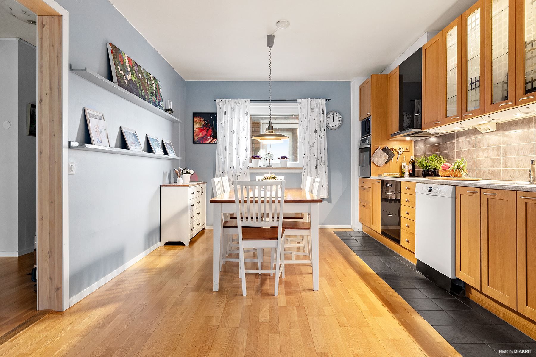 Kök med plats för större matgrupp