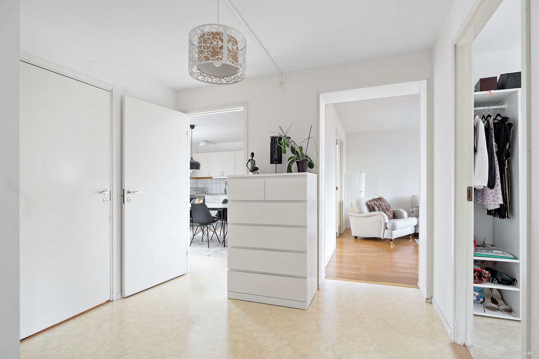 Inre hall, lägenhetens hjärta som sammanbinder resterande rum