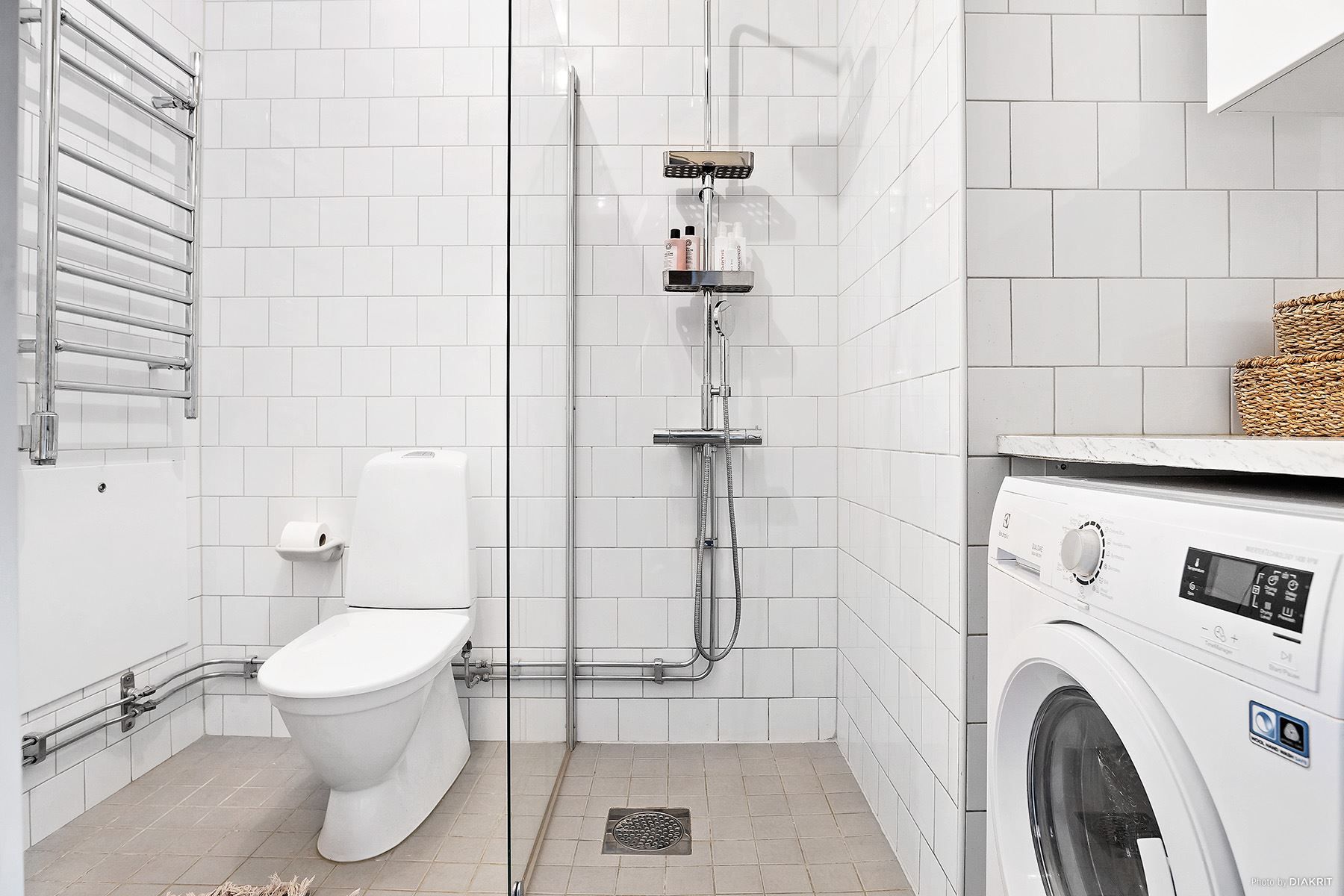 Helkaklad dusch/wc med kombimaskin tvätt/tork från Electrolux