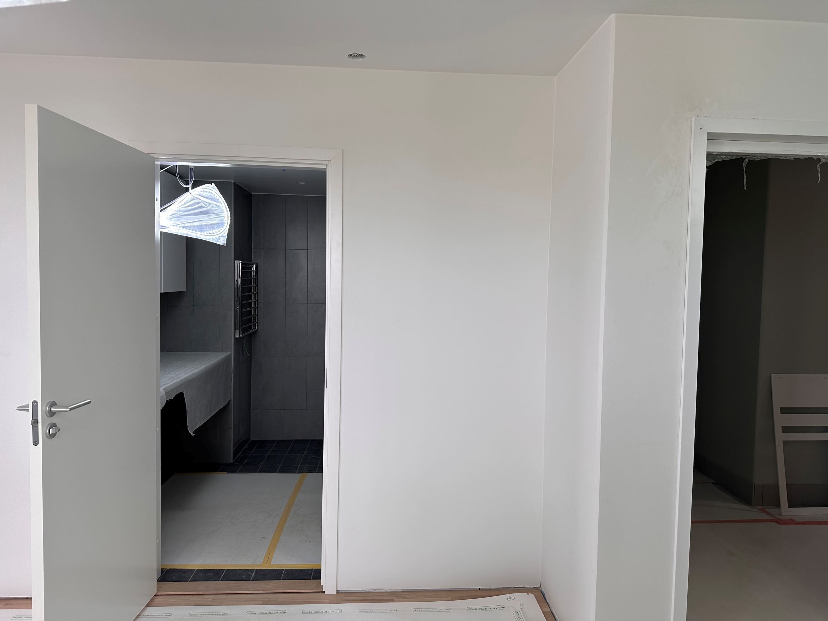 In mot dusch/wc/tvätt samt till höger i bild entrédörren till lägenheten