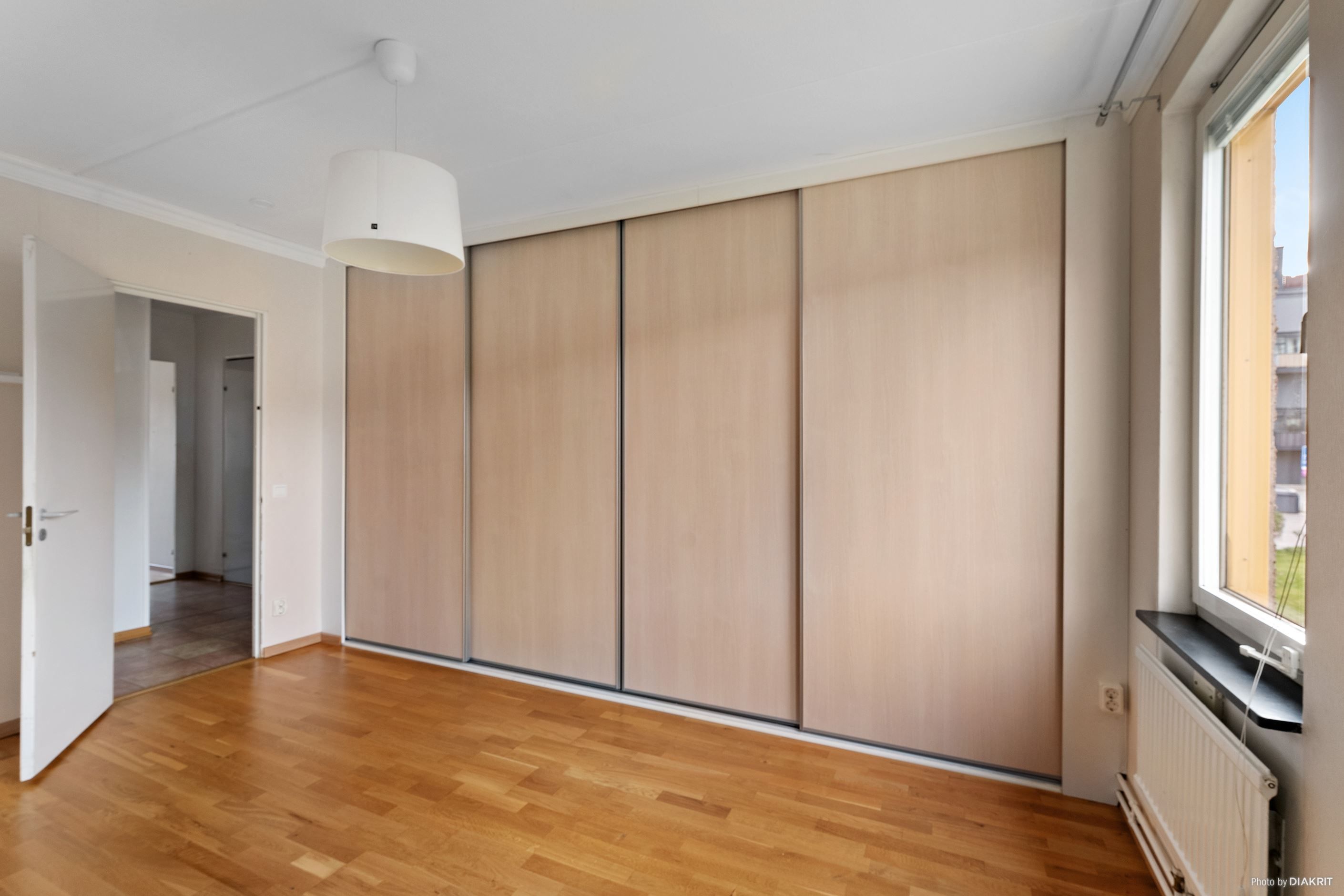 Sovrum med platsbyggda garderober