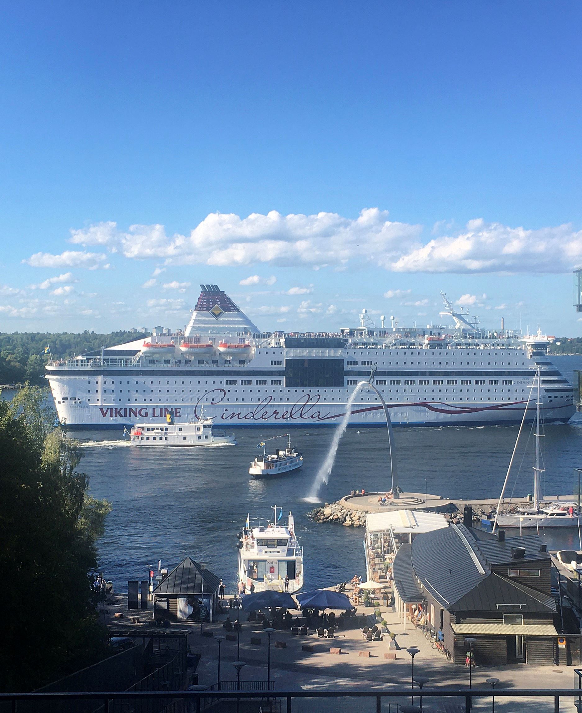 Inloppet till Stockholm passerar förbi Nacka strand