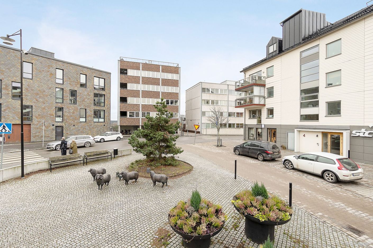 Fasadbild tagen från Tollare torg
