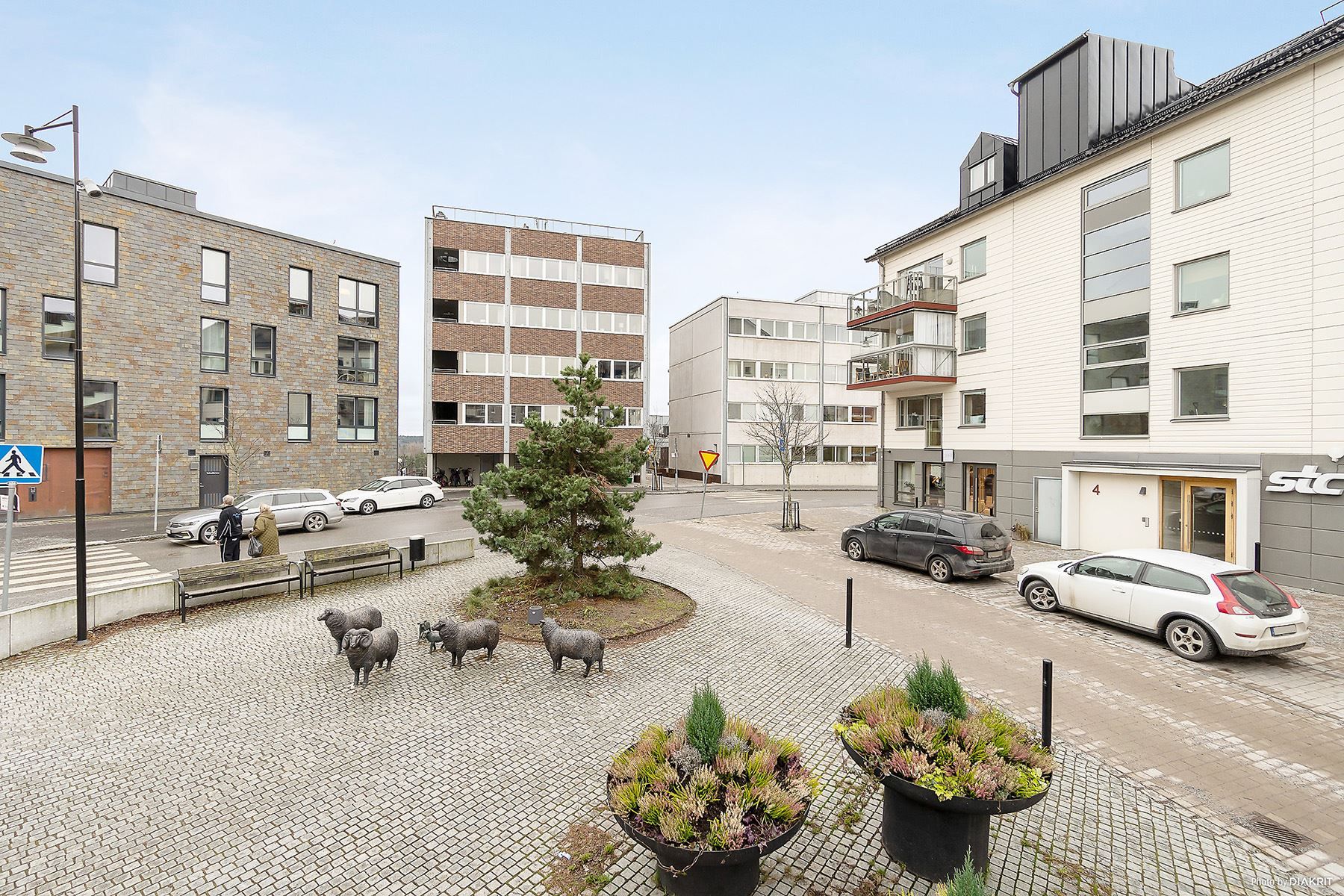 Fasadbild tagen från Tollare torg