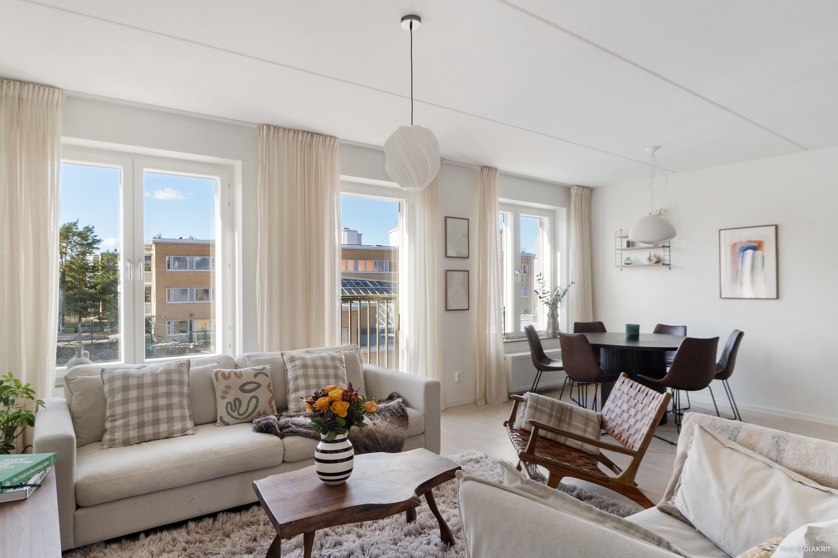 Öppen planlösning och fint ljusinsläpp ger bostaden en härlig känsla av ljus och rymd