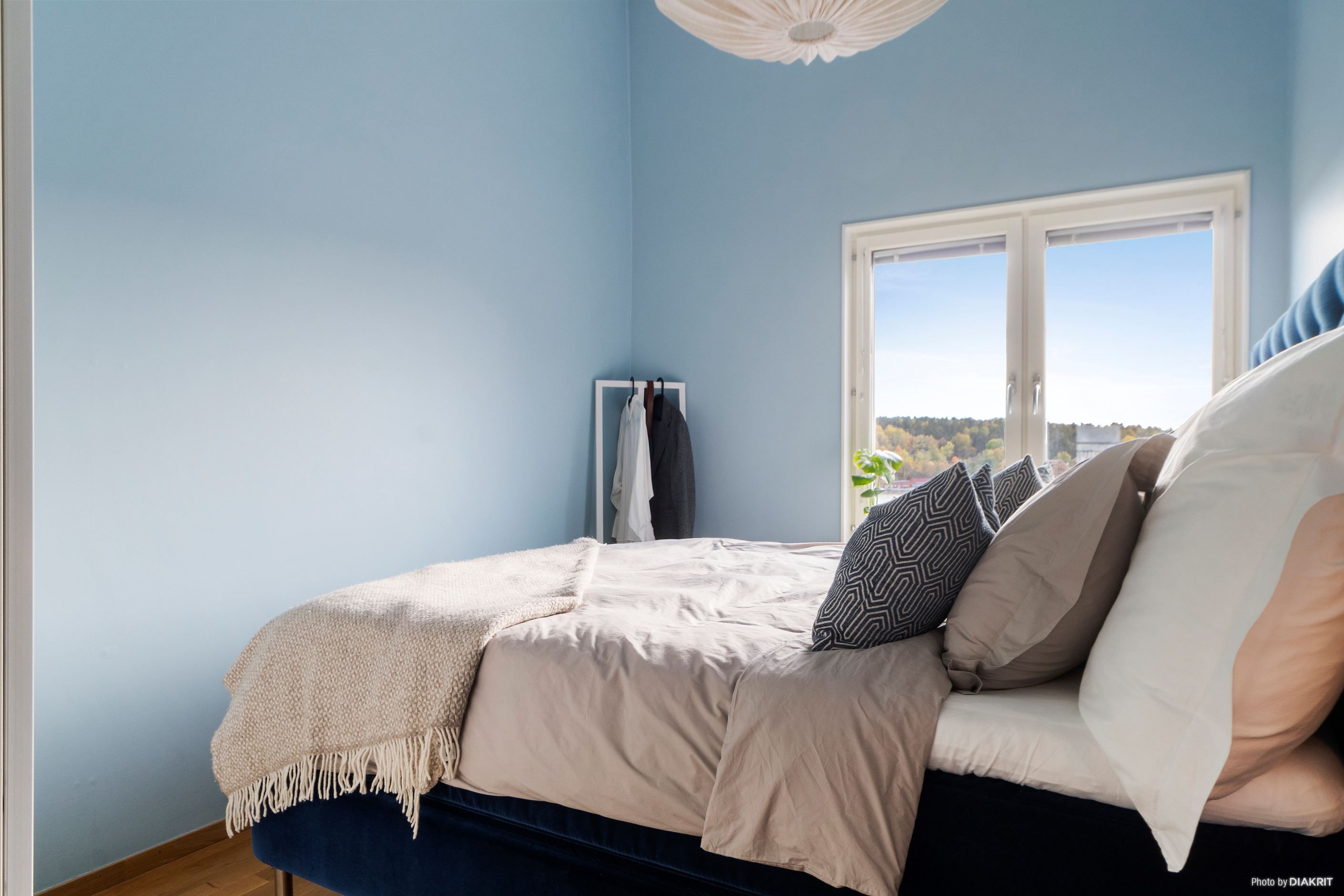 Sovrummet känns extra luftigt tack vare den höga takhöjden