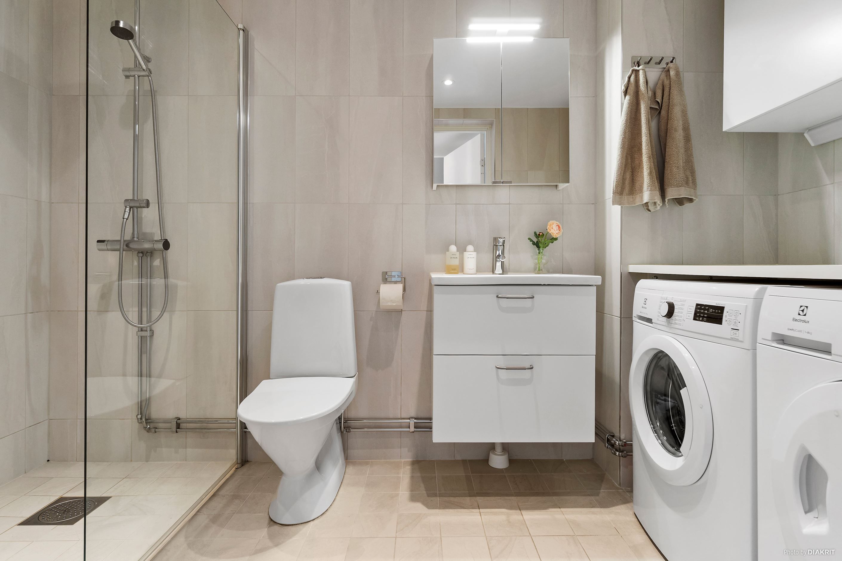 Dusch/wc/tvätt med tvättmaskin och torktumlare