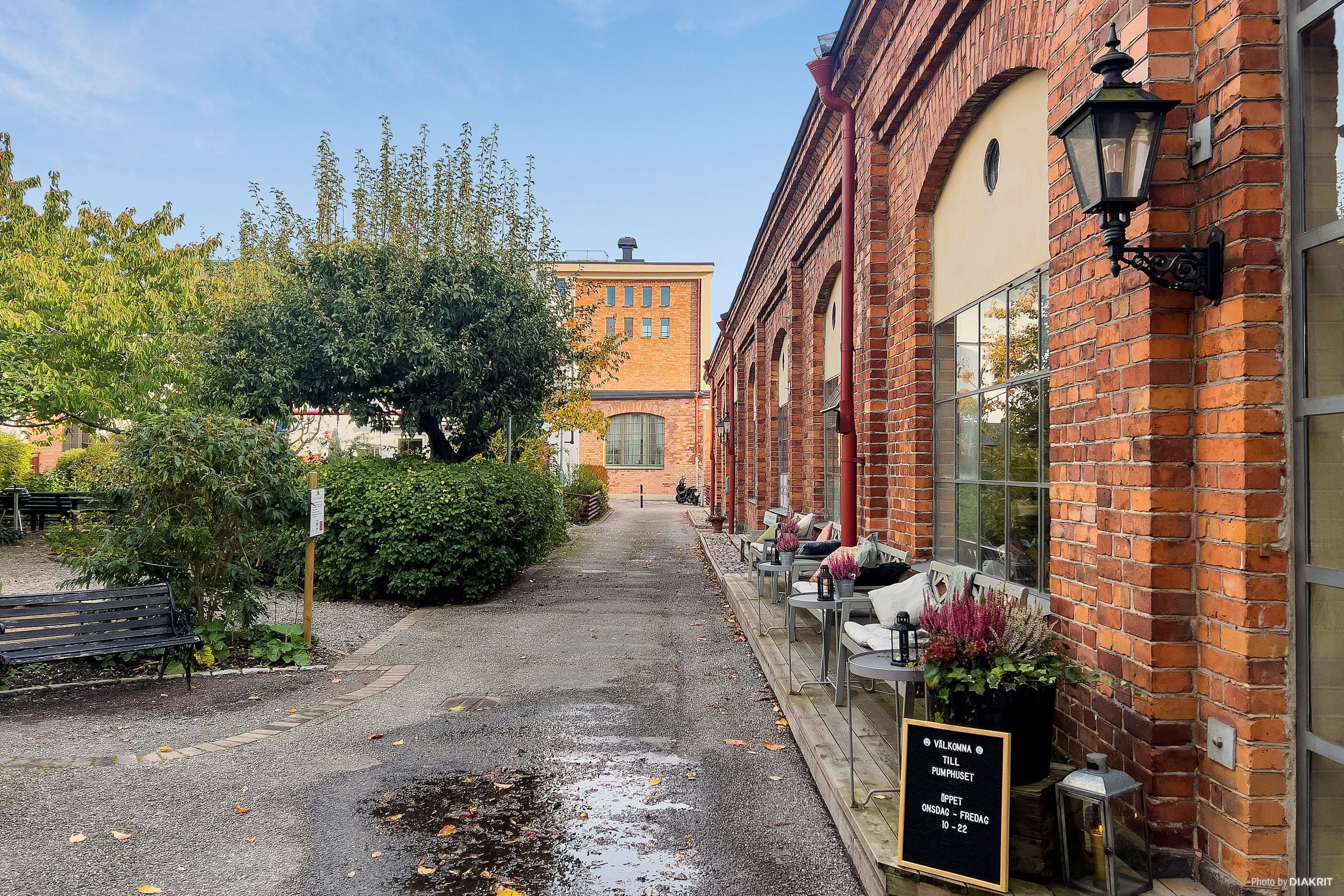 Fina, anrika pumphuset med restaurang och catering ligger omringad av föreningens hus