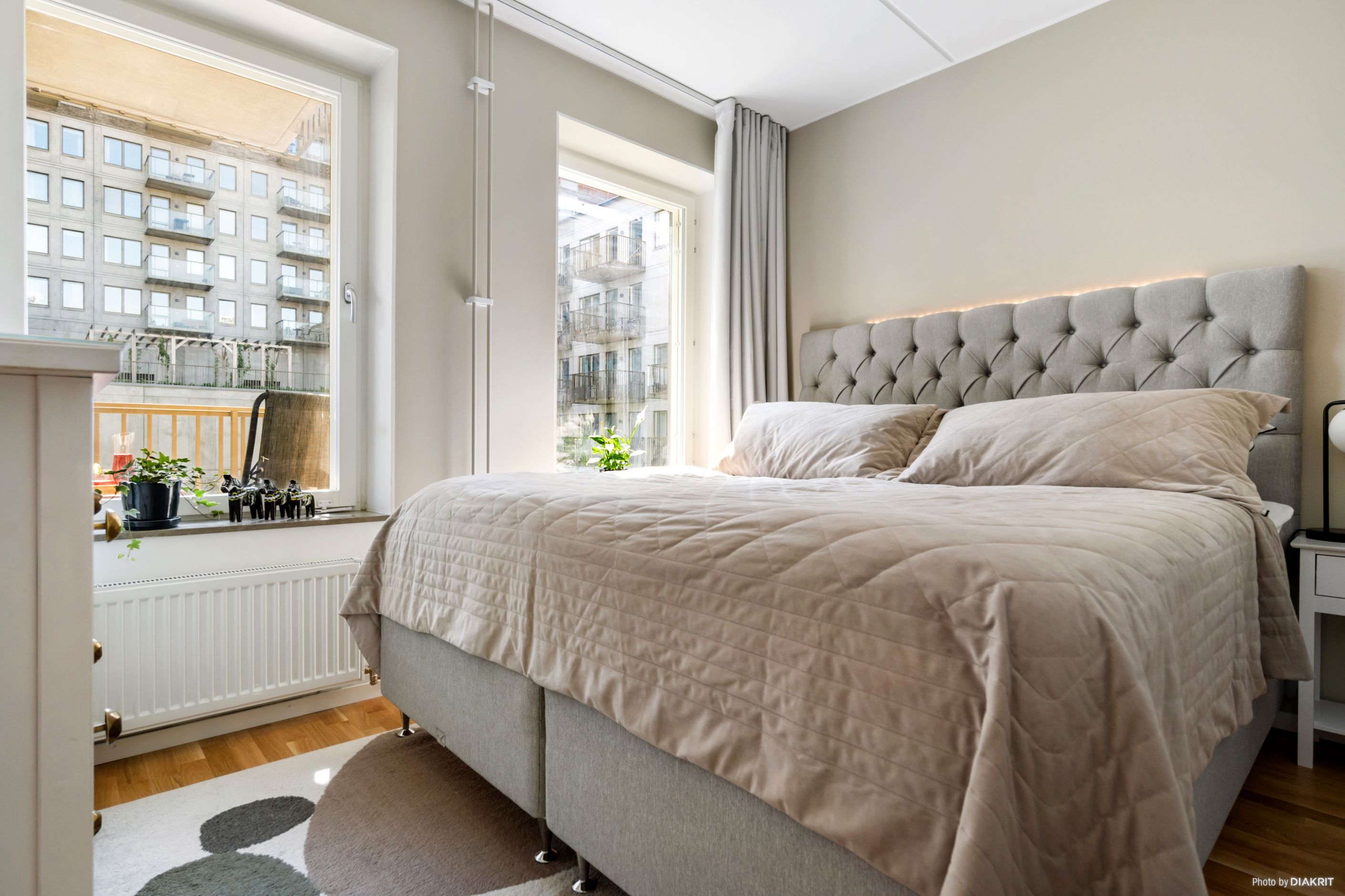Rymligt sovrum med fint ljusinsläpp och skjutdörrsgarderob längs ena väggen