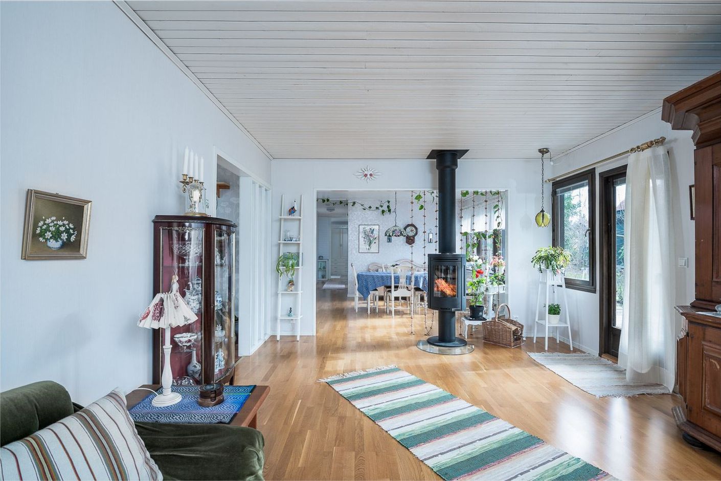 Rymligt och ljus vardagsrum, vidare mot matplats