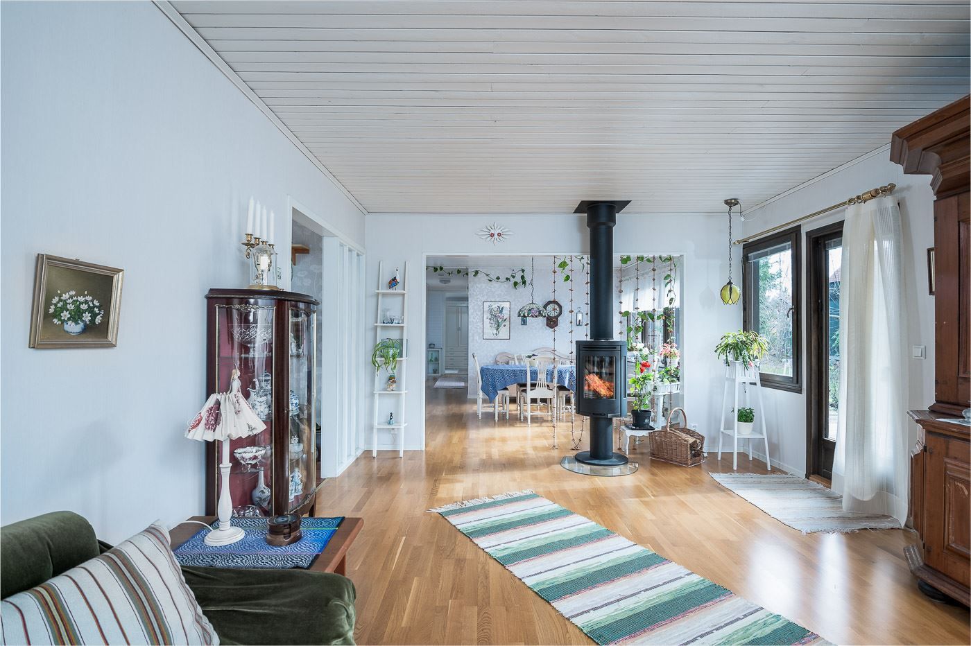 Rymligt och ljus vardagsrum, vidare mot matplats