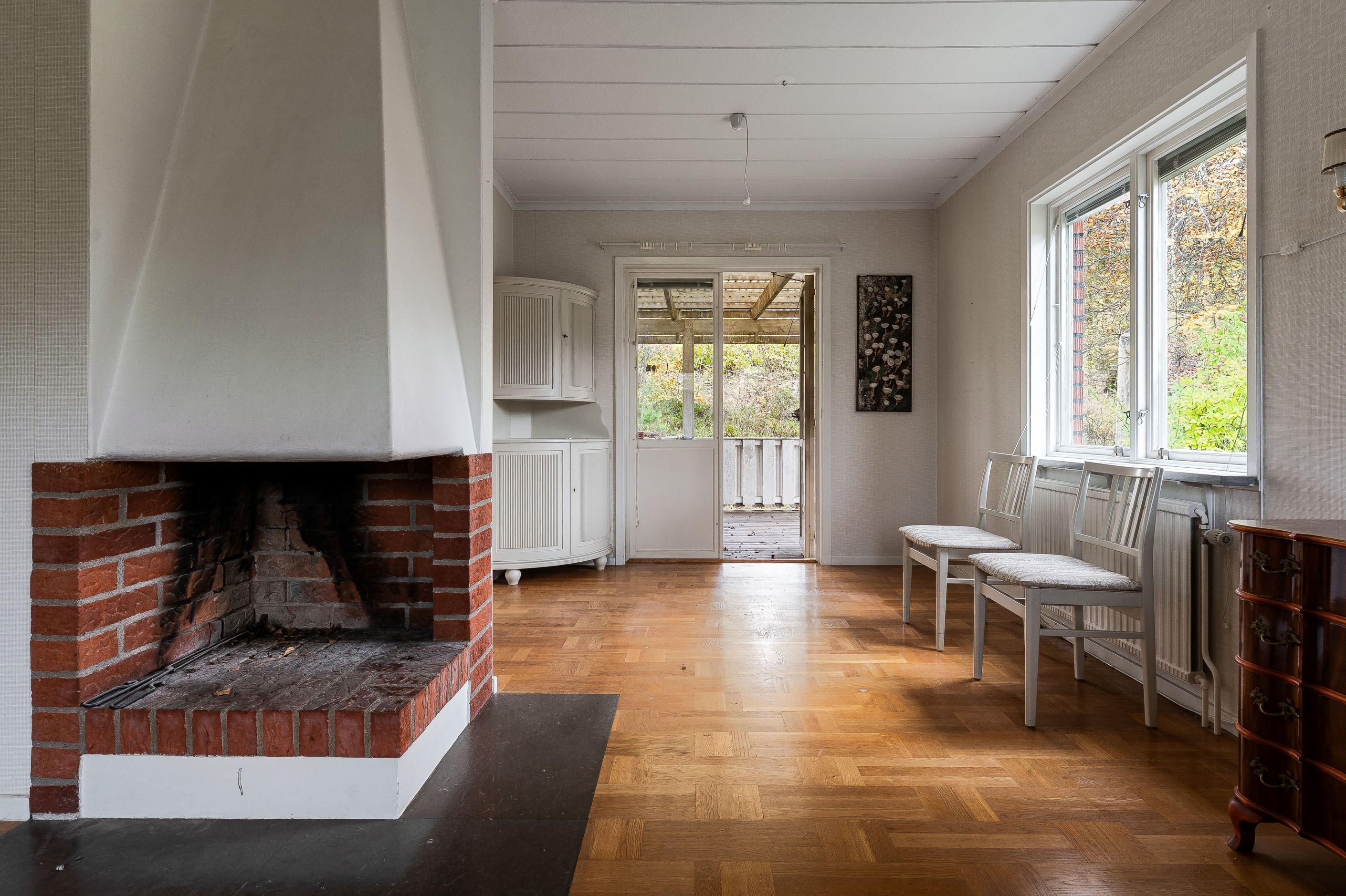 Öppen spis i vardagsrum