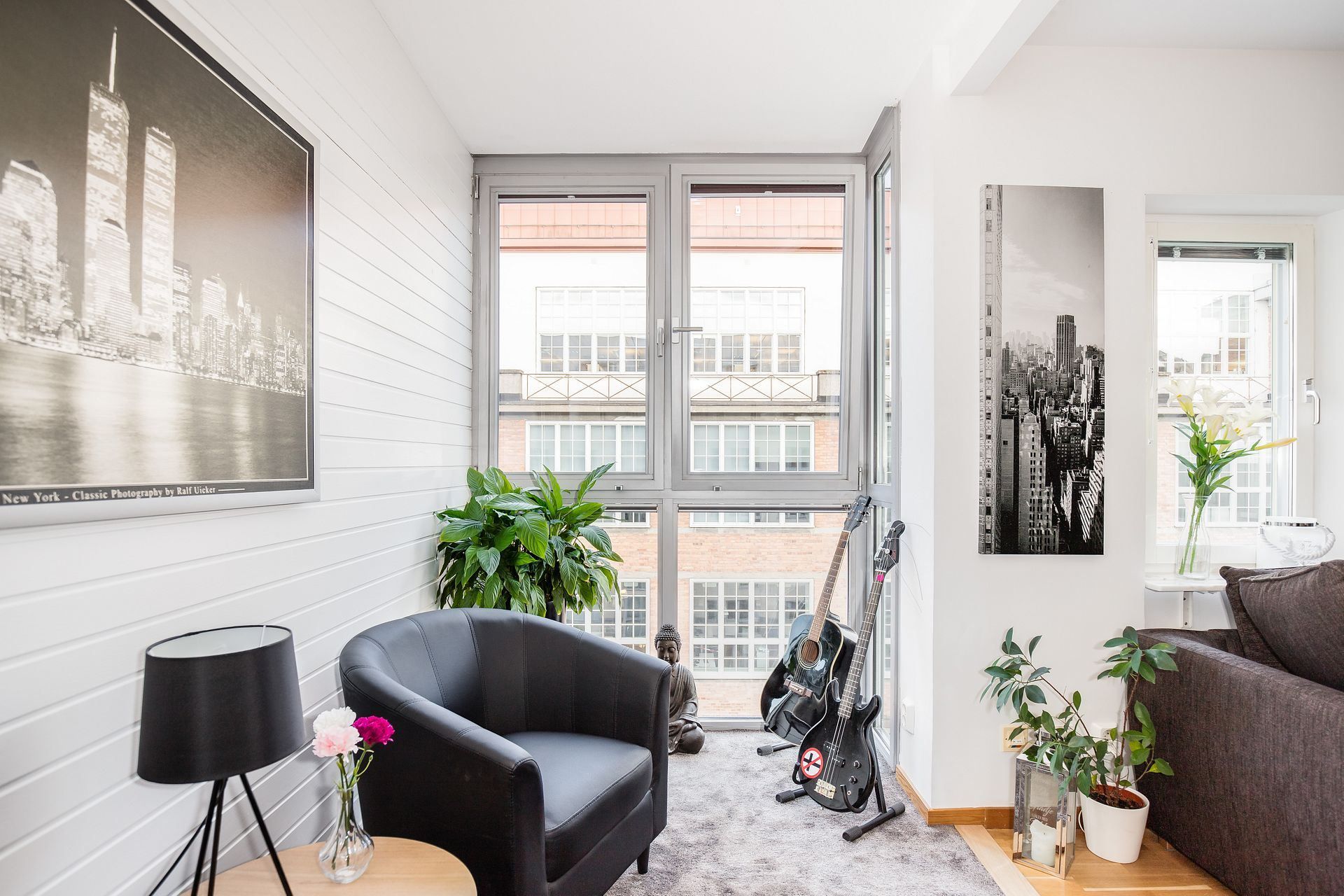 Öppen loggia i anslutning till vardagsrum