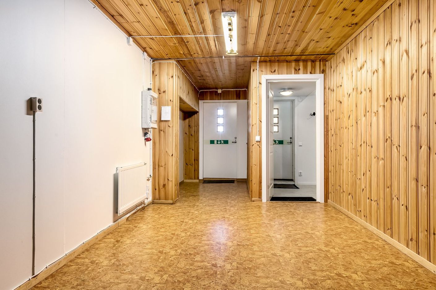 Två entrédörrar på mitten av huset ...