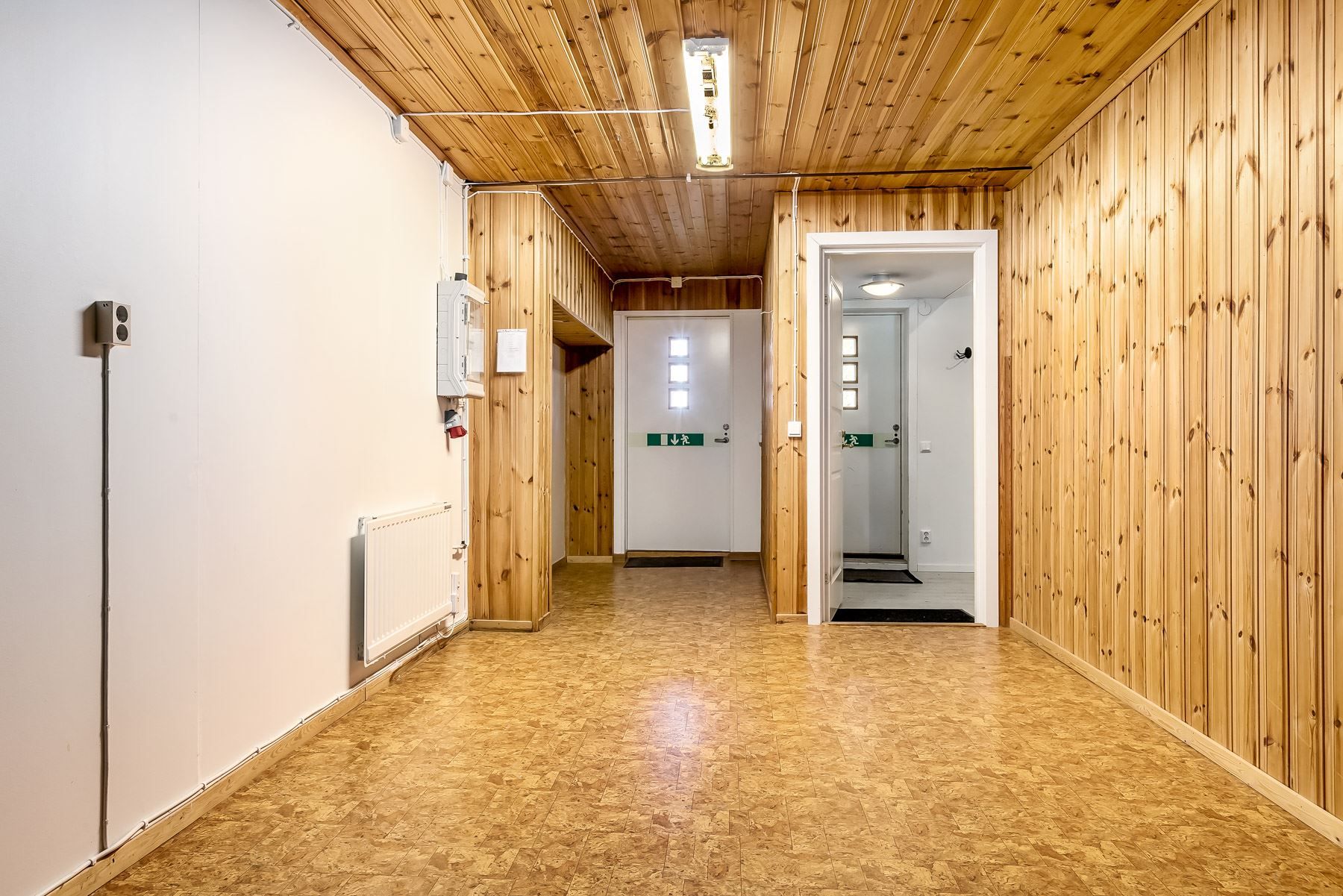 Två entrédörrar på mitten av huset ...