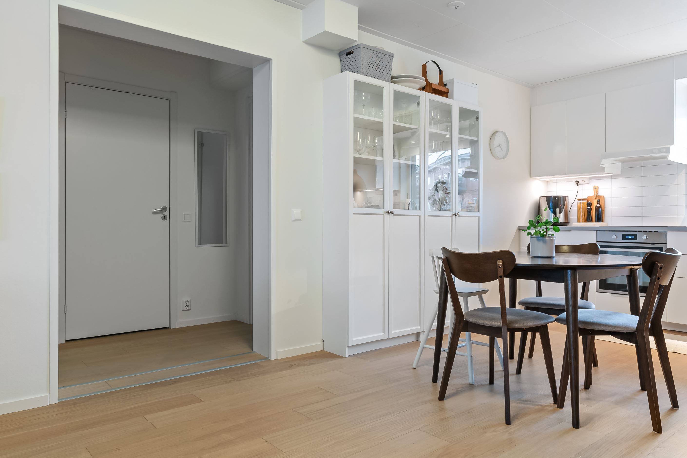 Från köket nås bostadens andra sovrum samt den generösa klädkammaren
