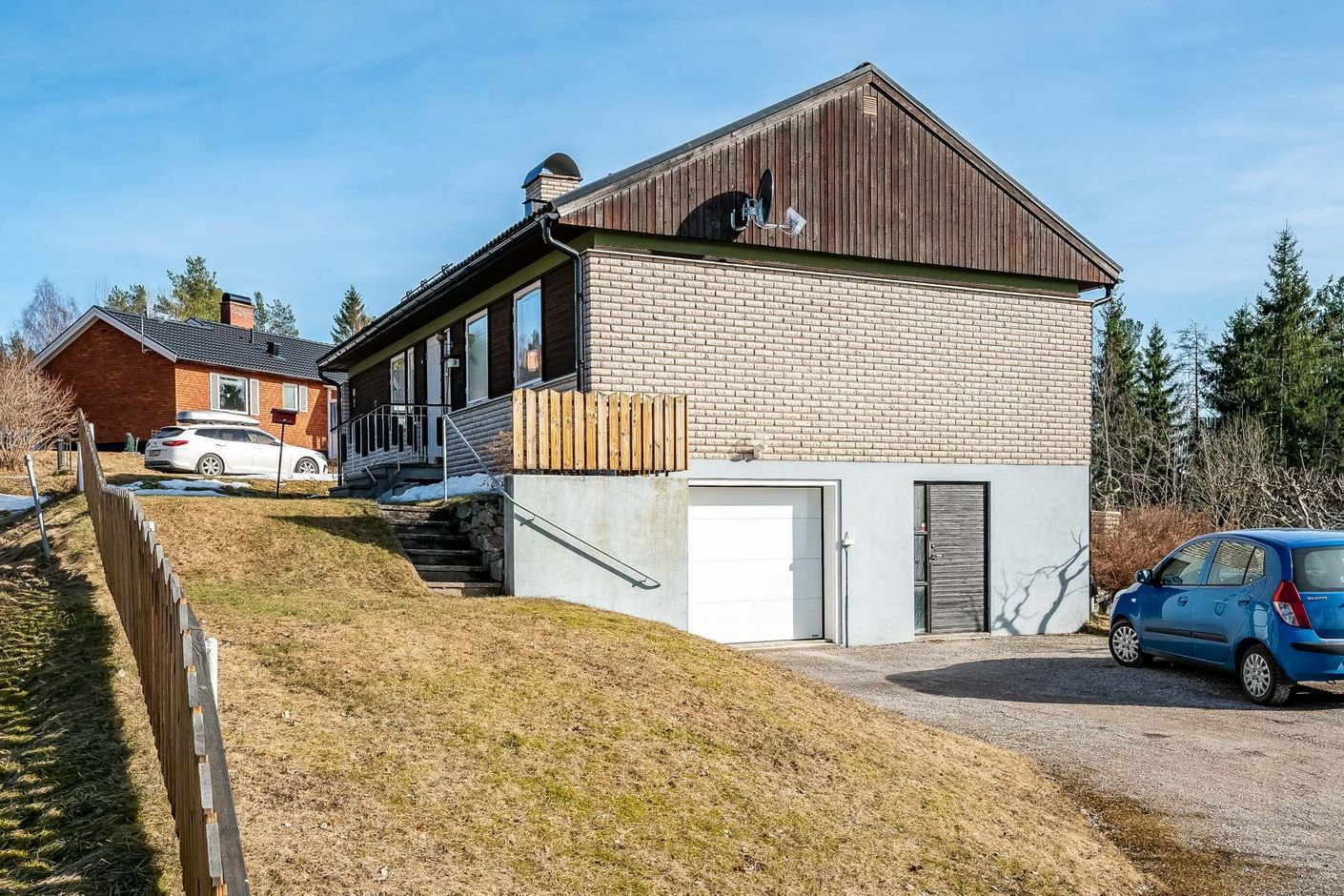 Rymligt garage med fin källare