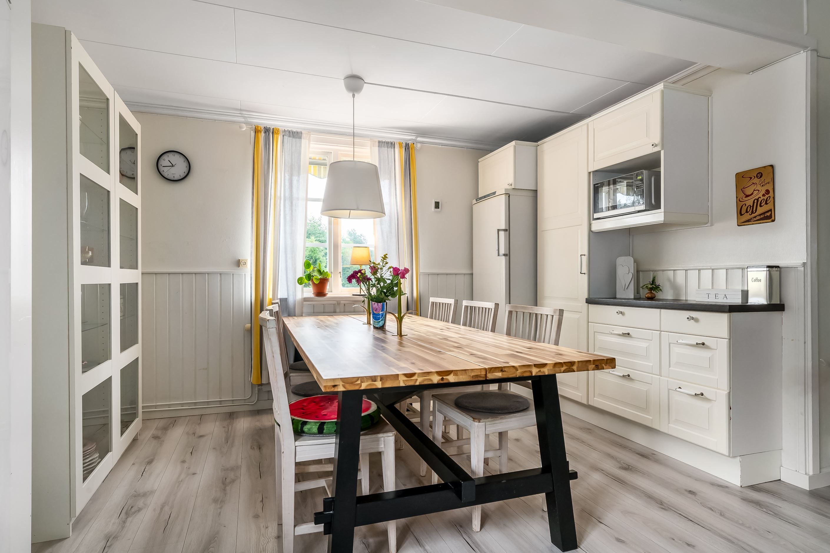 Matplats i köket med plats för både familj och gäster