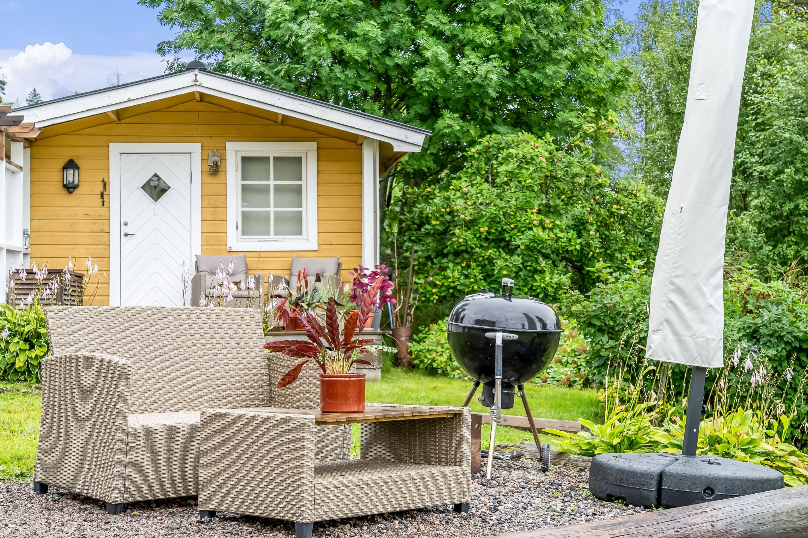 Uteplats perfekt för möblemang och grill