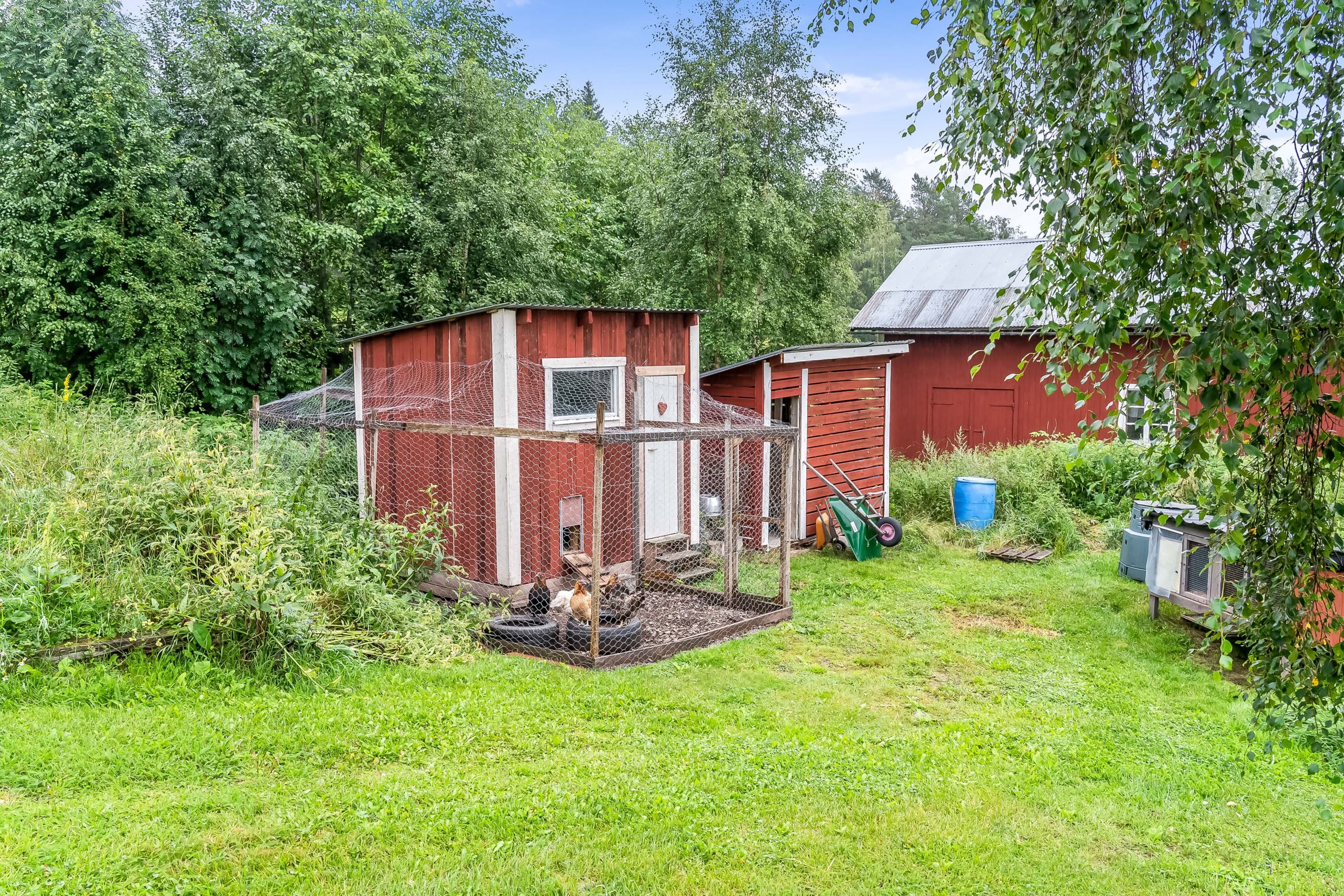 Hönshus och förråd