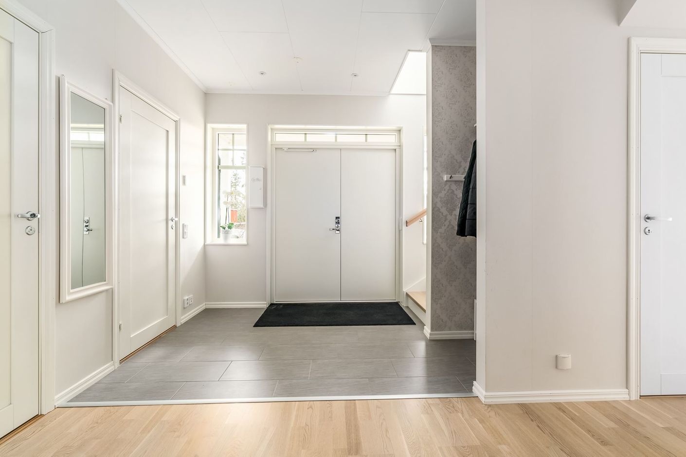Rymlig hall med plats för dina ytterkläder