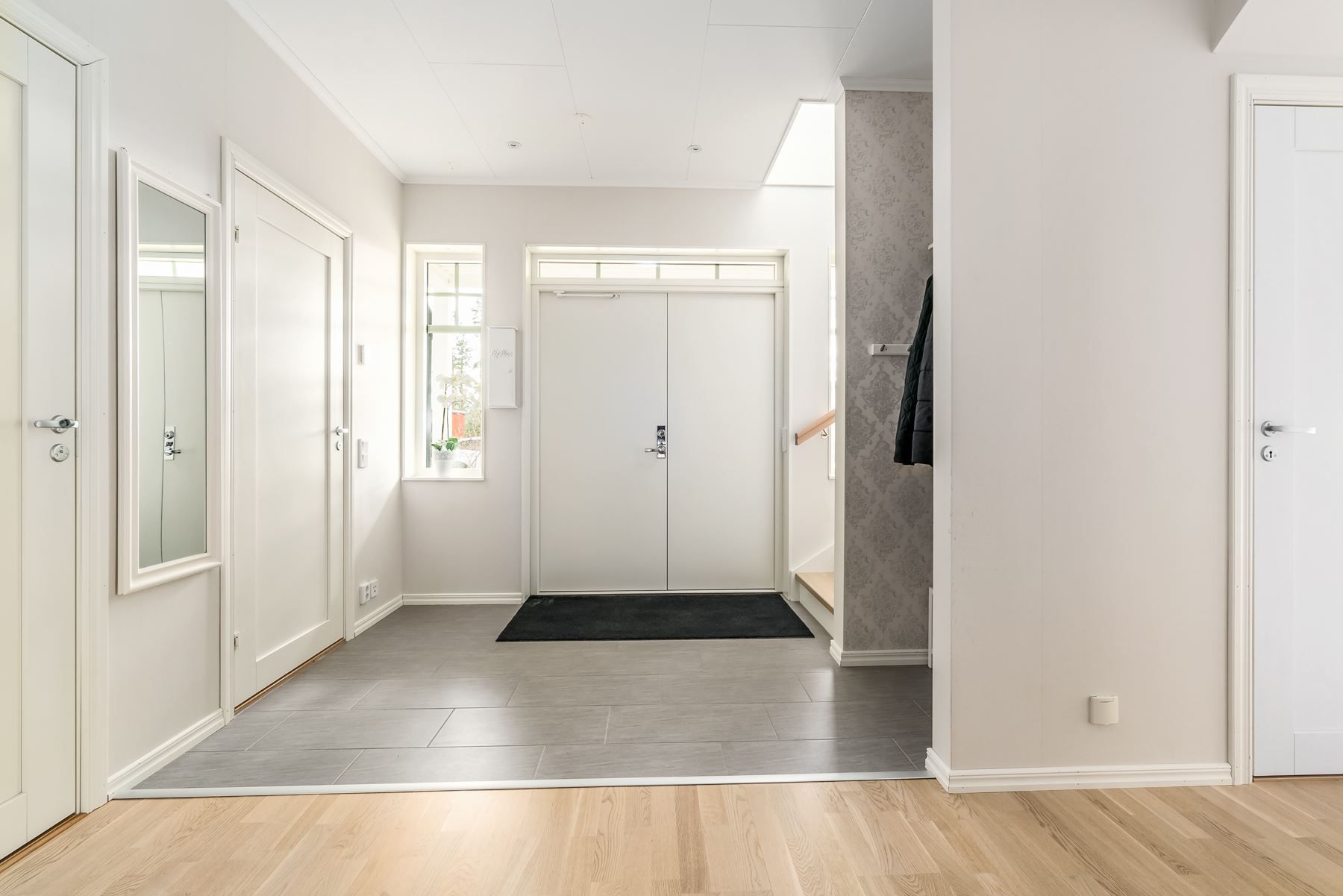 Rymlig hall med plats för dina ytterkläder