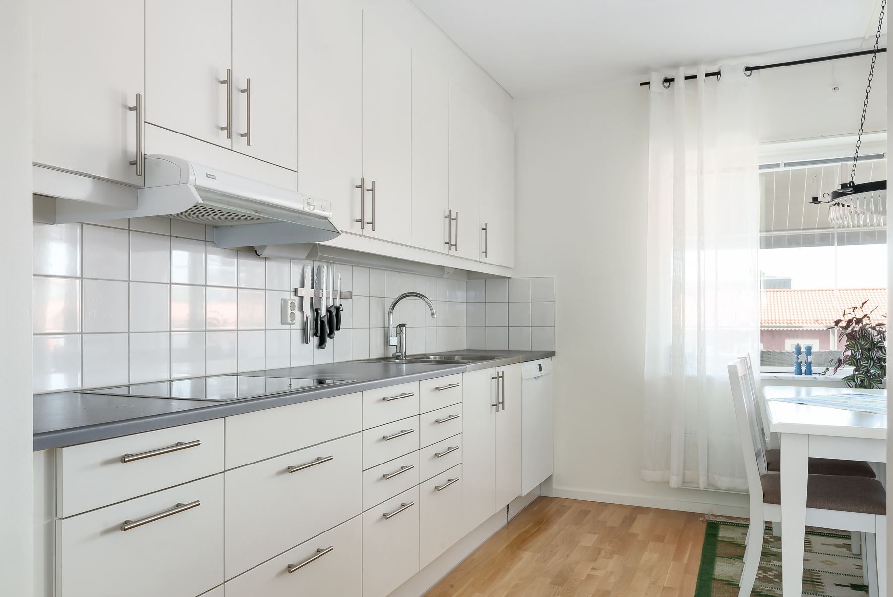 Kök med öppen planlösning mot vardagrummet