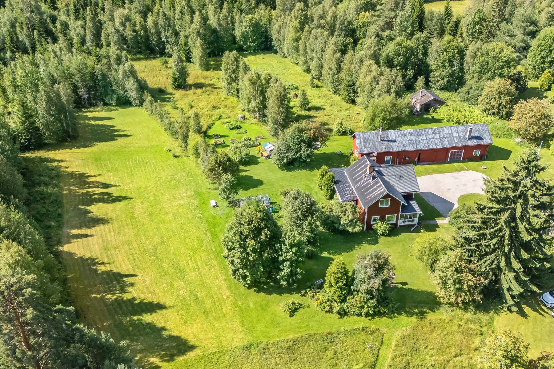 En större fastighet med ett magiskt insynsskyddad läge