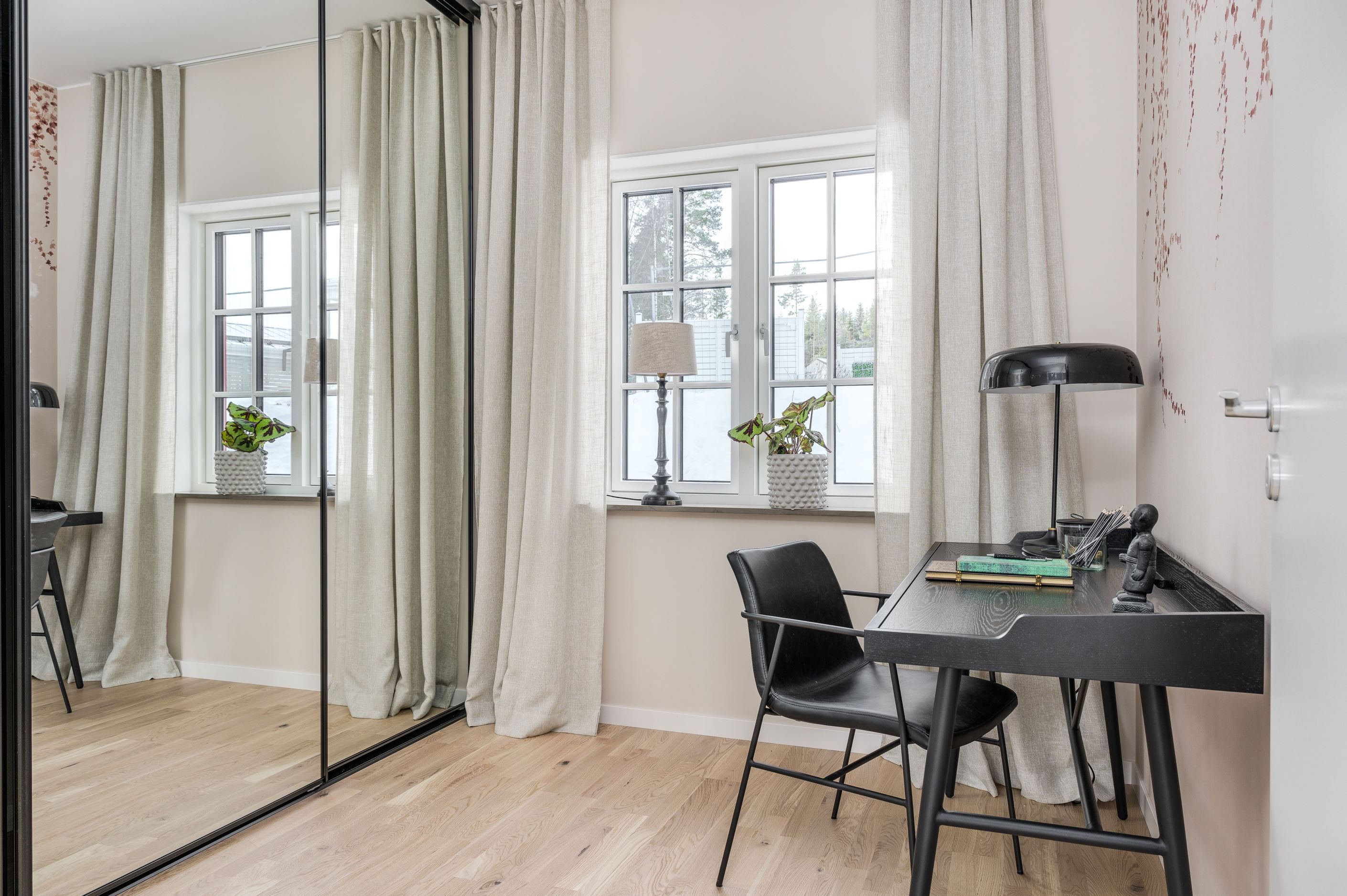 Sovrum 2 eller kontor med platsbyggda garderober