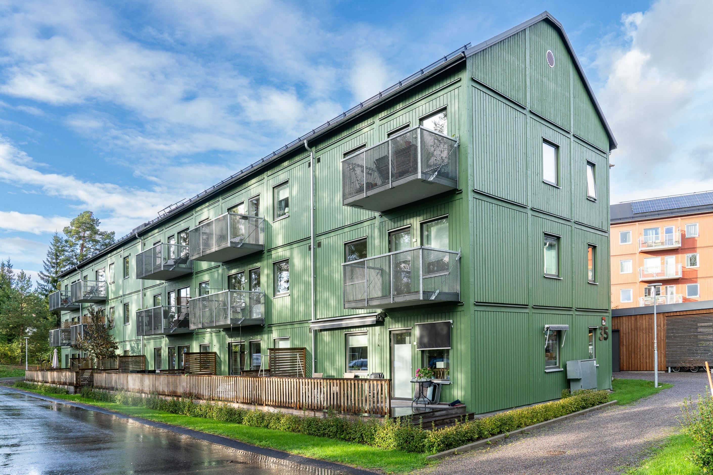 Föreningen erbjuder en härlig innergård med boulebana, grillplats, pergola, odlingar och sandlåda.