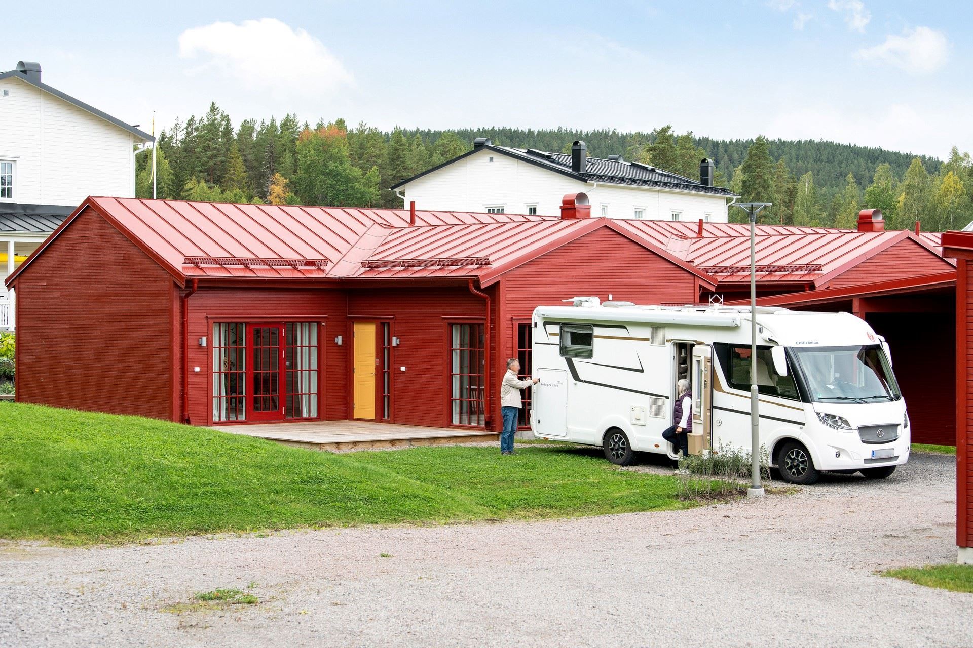 Solig uteplats både på framsidan och baksidan