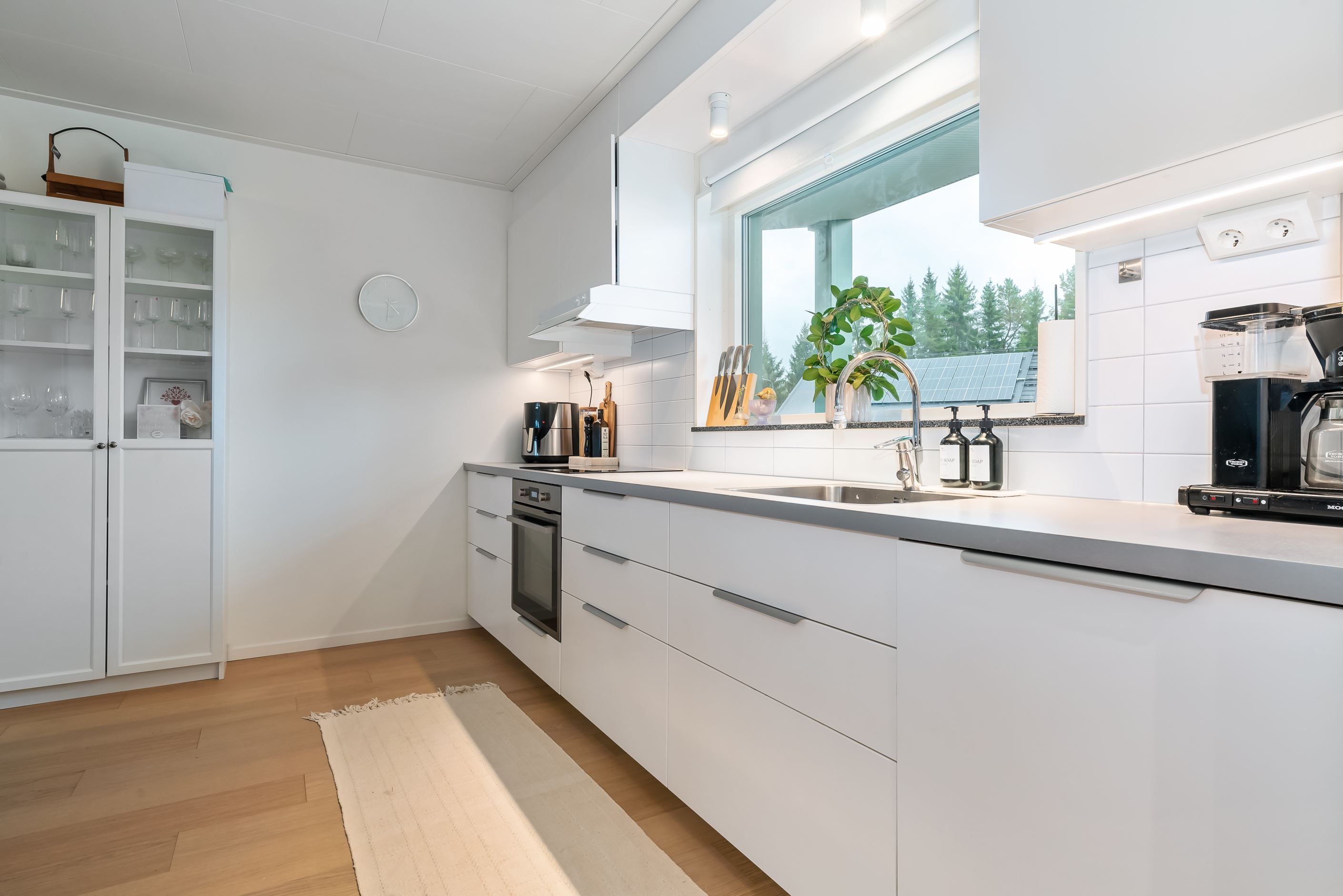Fullt utrustat kök med kyl, frys, ugn, induktionshäll, fläkt och diskmaskin