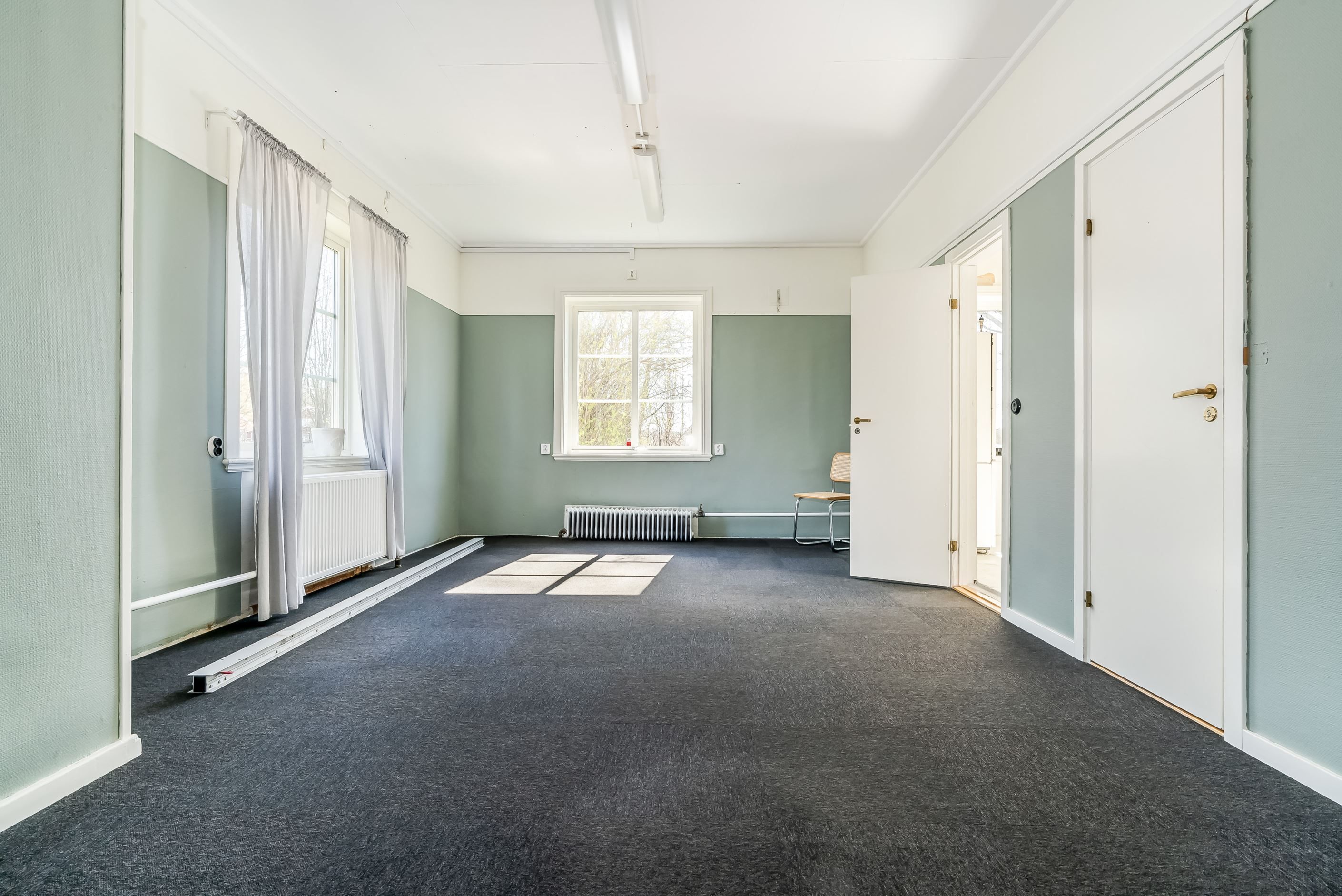 ...med plats för flera matbord eller kontorsplatser