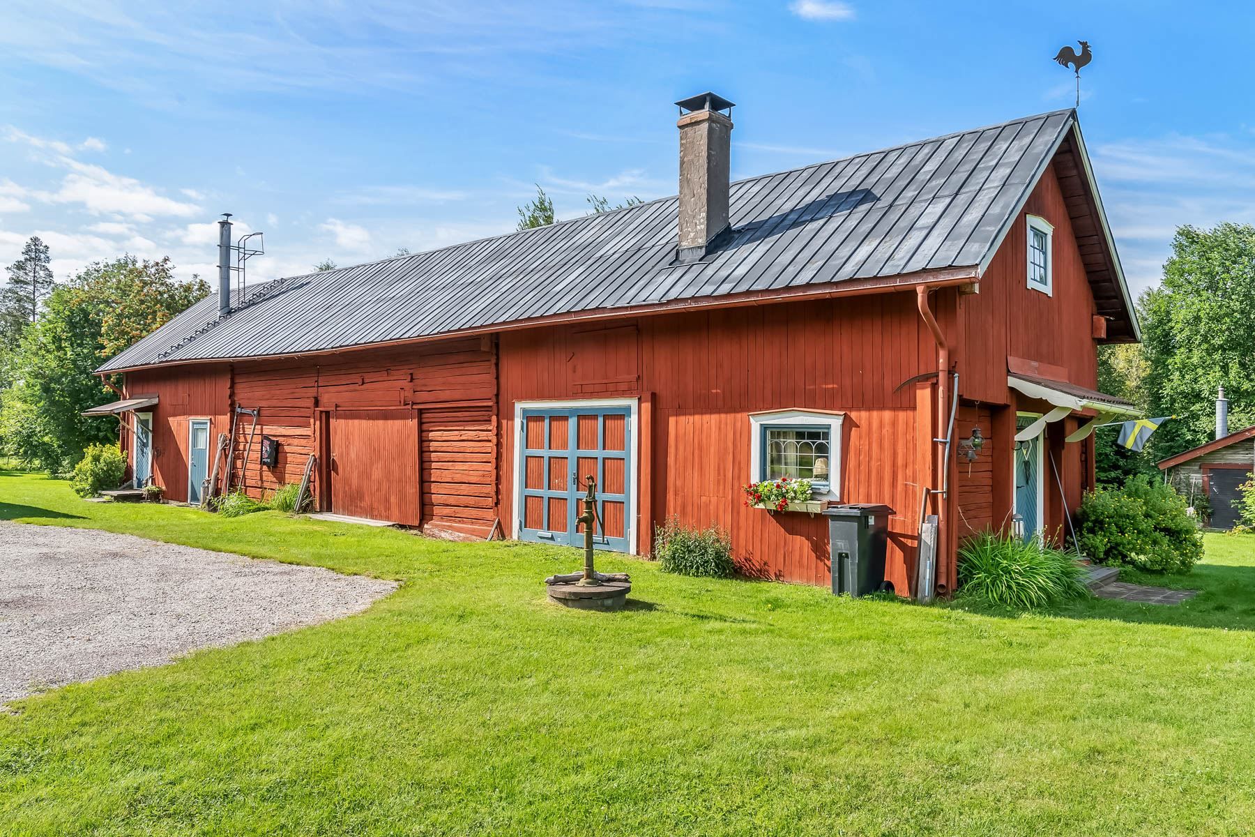 Lada med flera gästrum och möjlighet till djurhållning och/eller bra förvaring