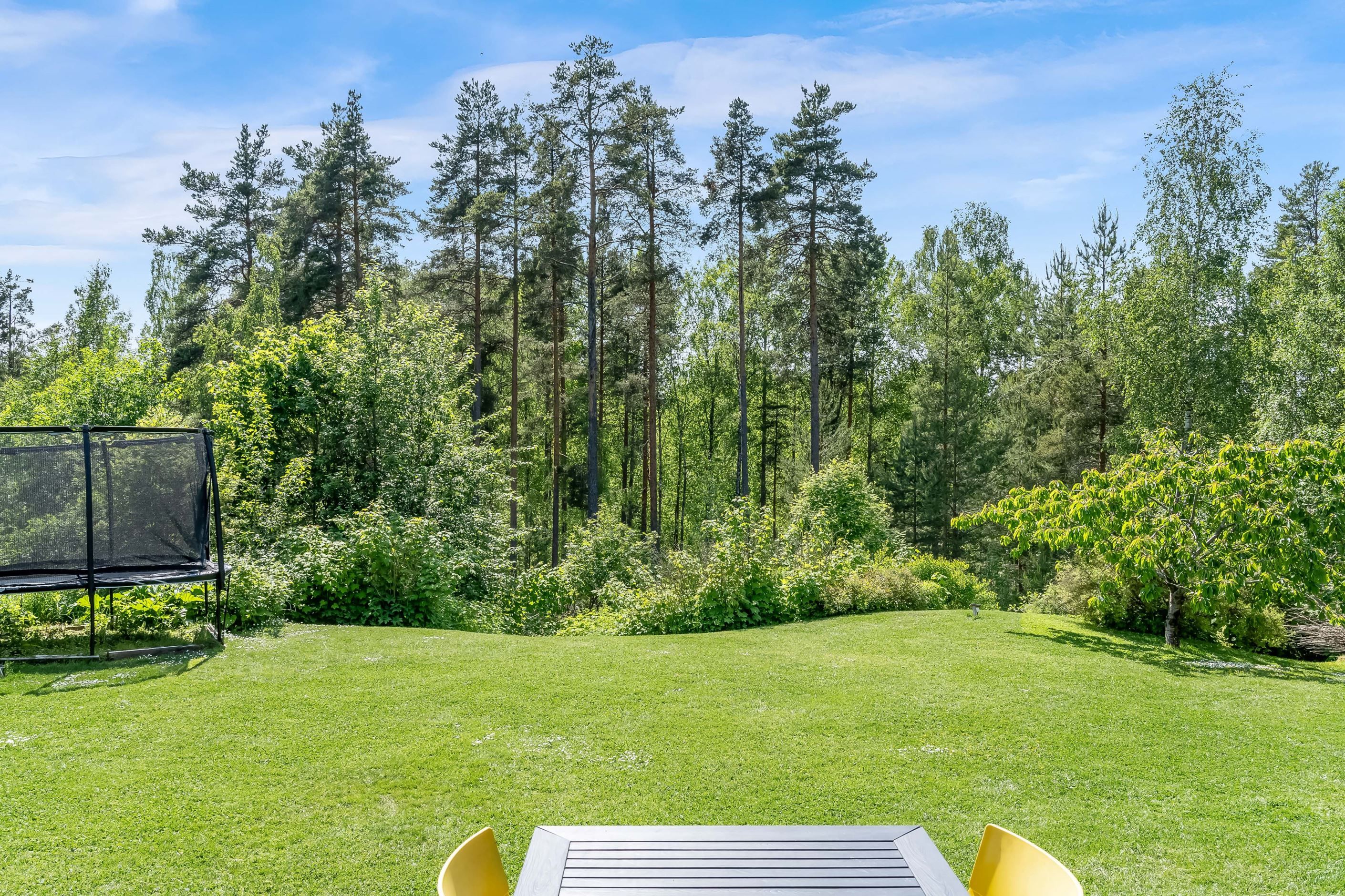 Trädgården är väl insynsskyddad och blickar ut mot skogen