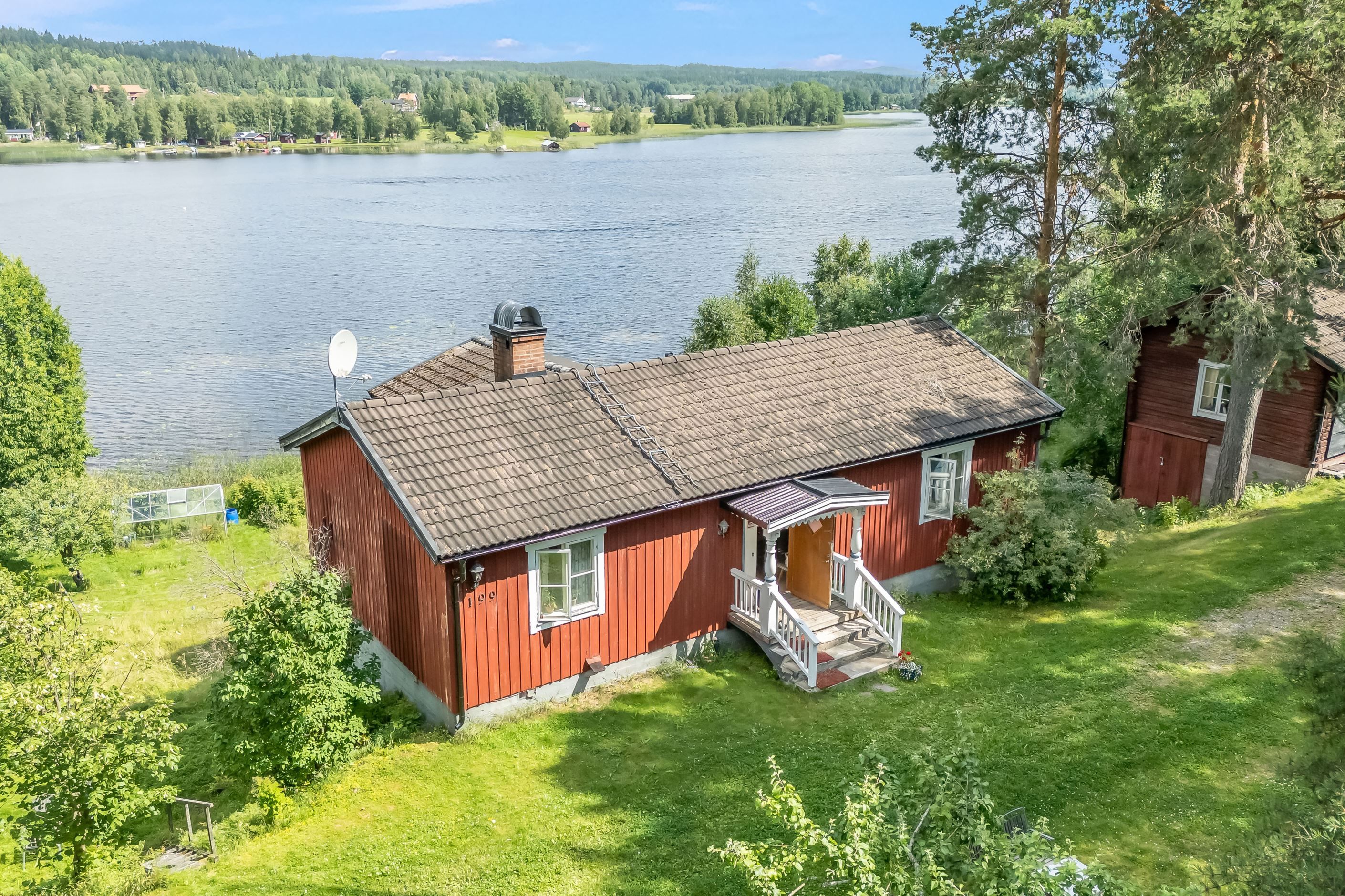 Nuvarande boningshus, med fantastisk sjöutsikt