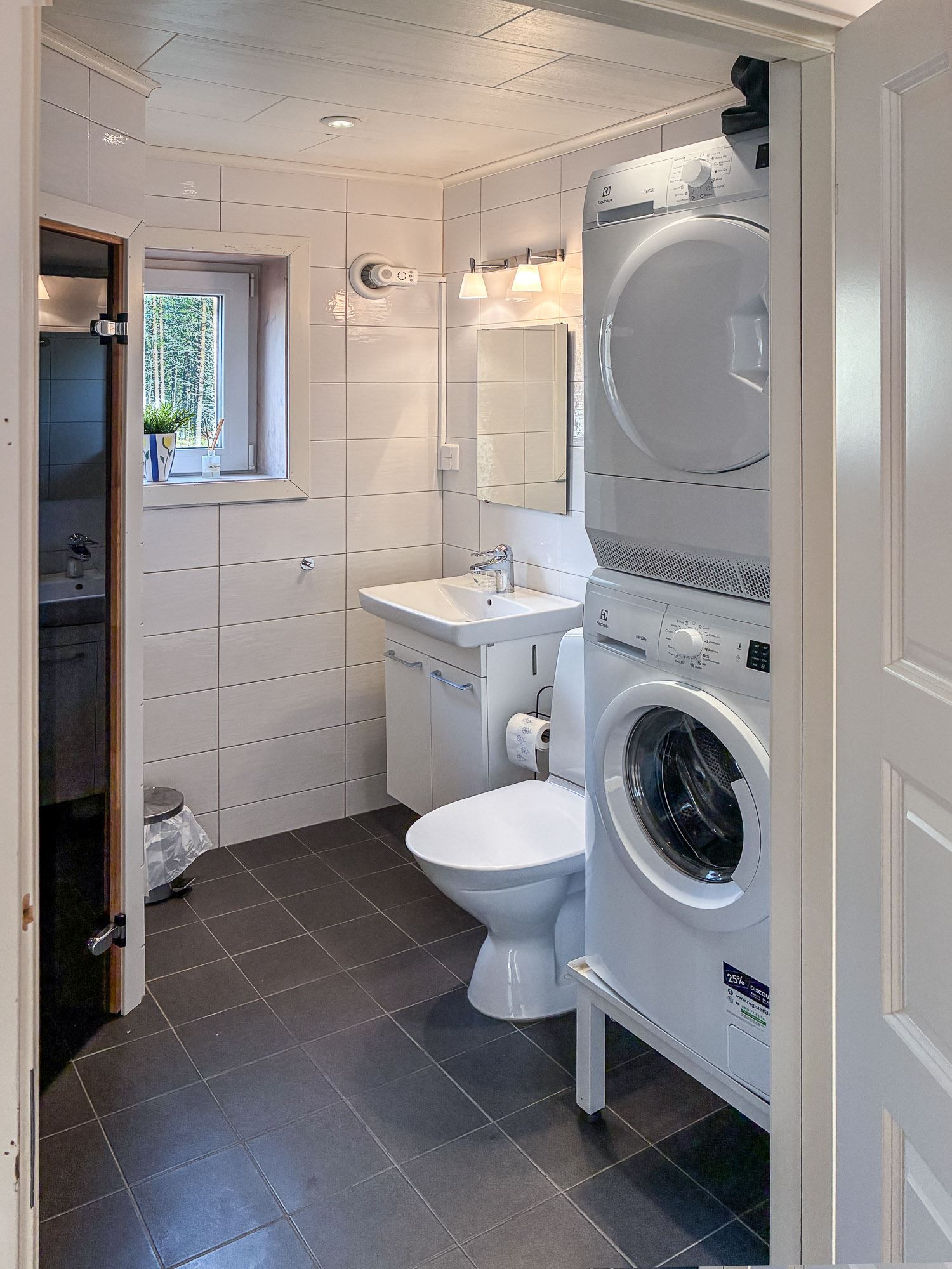 Badrum med dusch, bastu och tvättmöjligheter