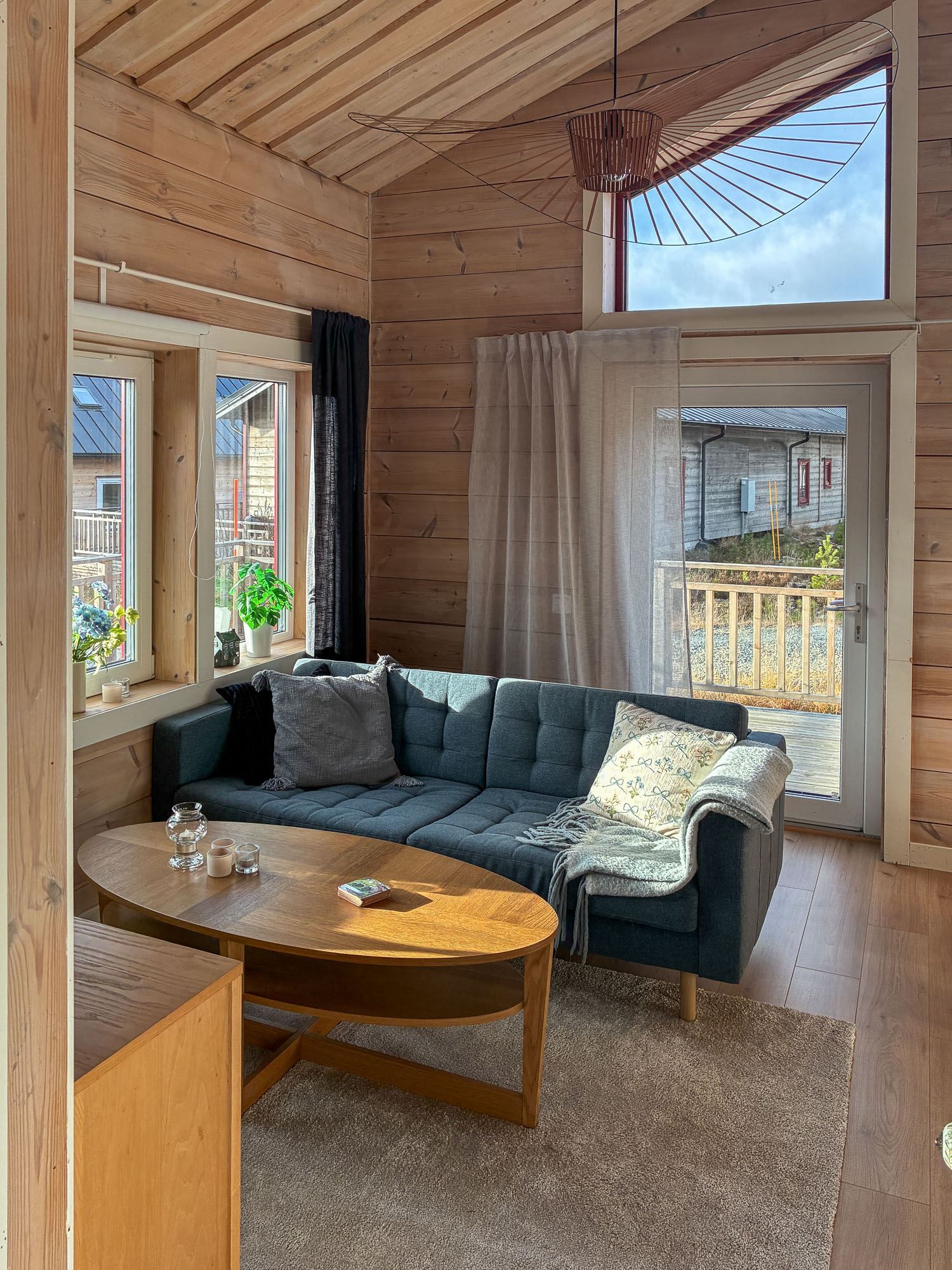 Allrum med öppen planlösning mot köket