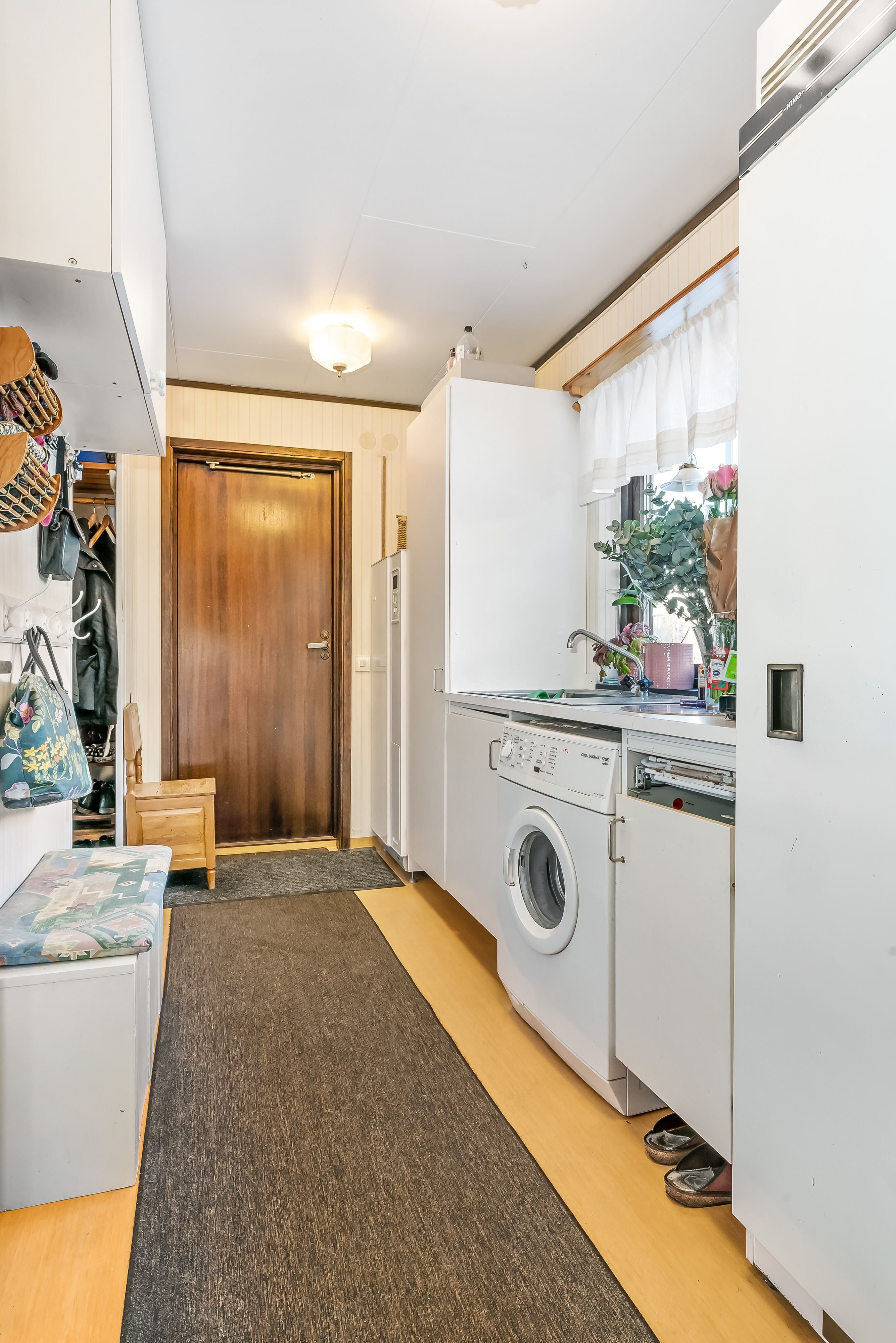 Tvättstuga/groventré med bra förvaring