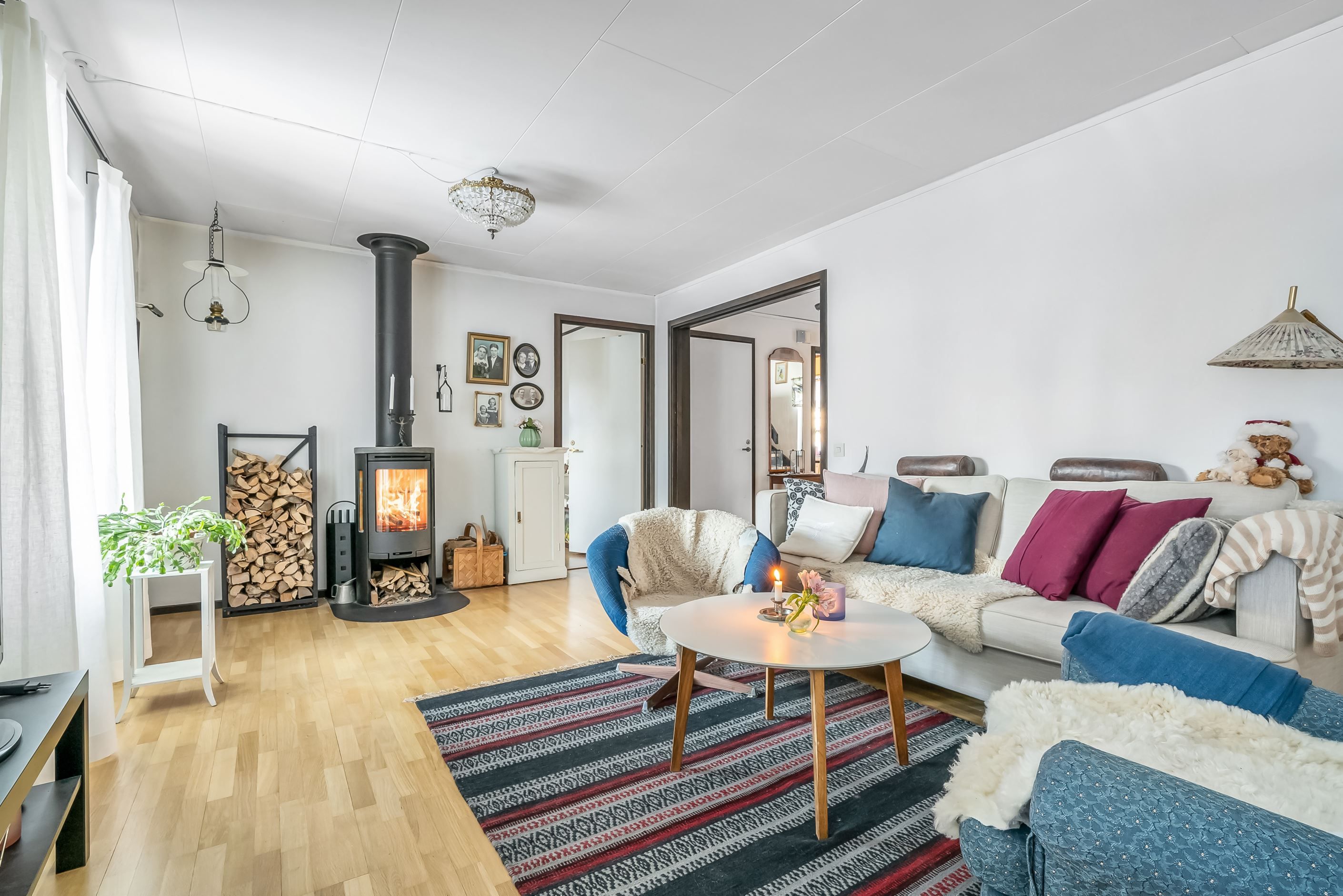 Stort vardagsrum med kamin