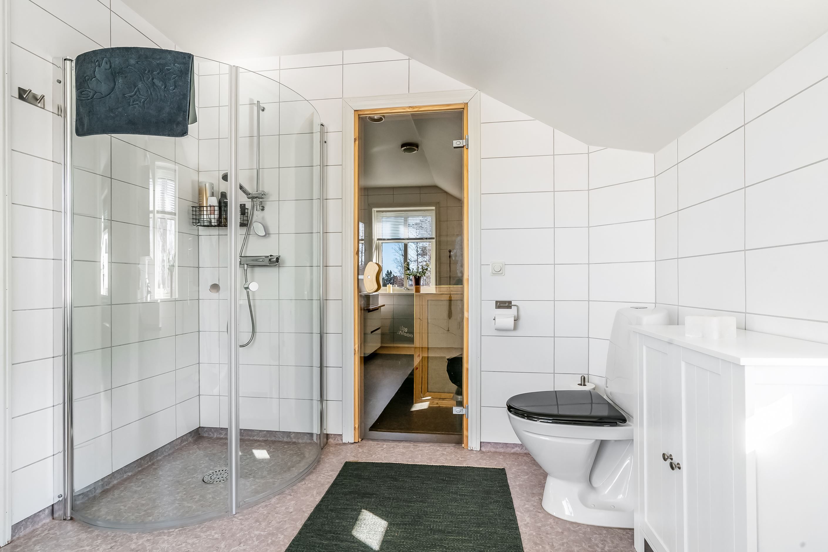 Badrum på övre plan med bastu