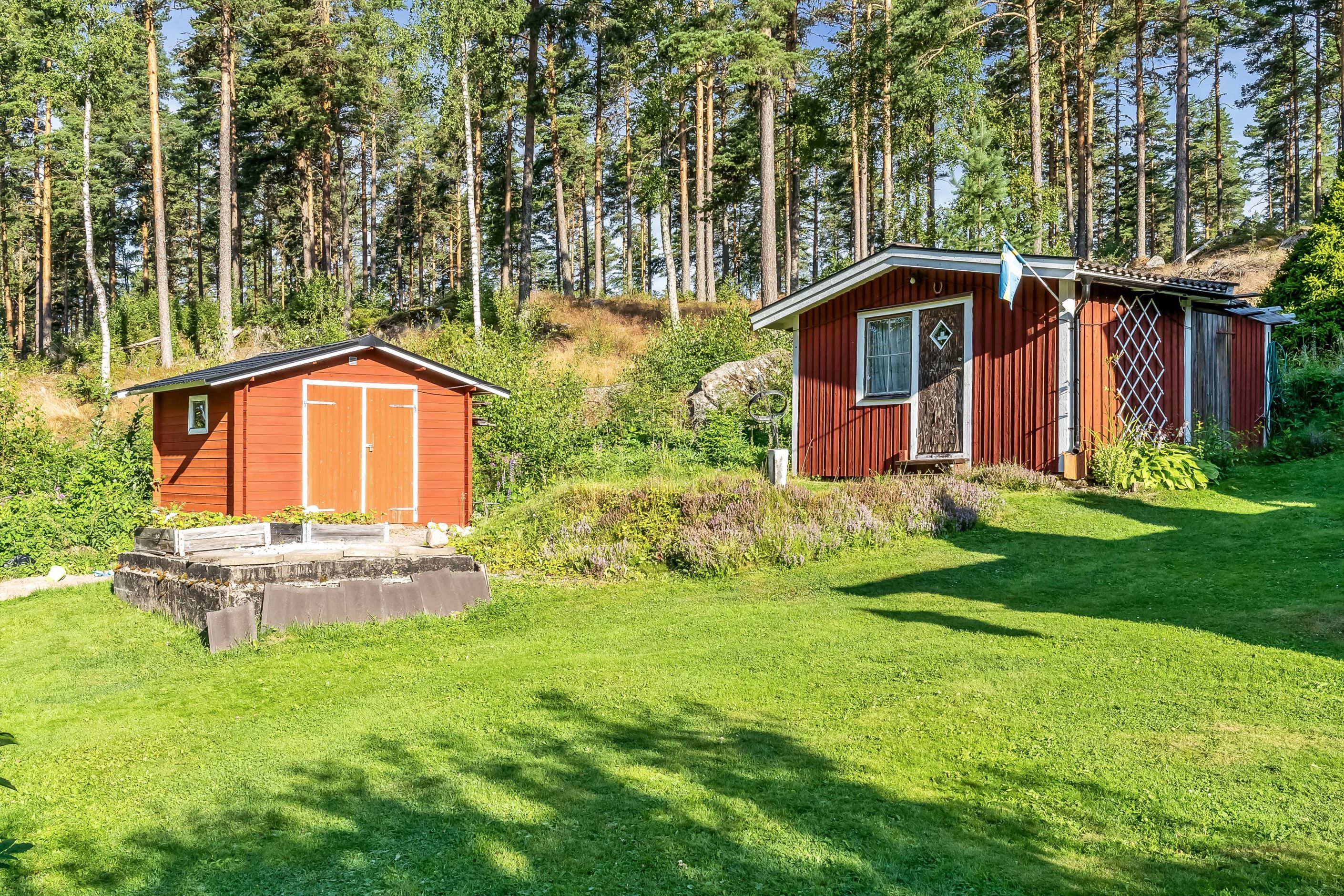 Gäststuga och förråd