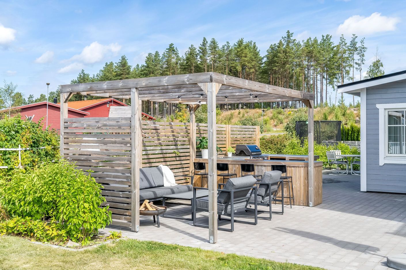 Utekök med grillplats och sittplatser